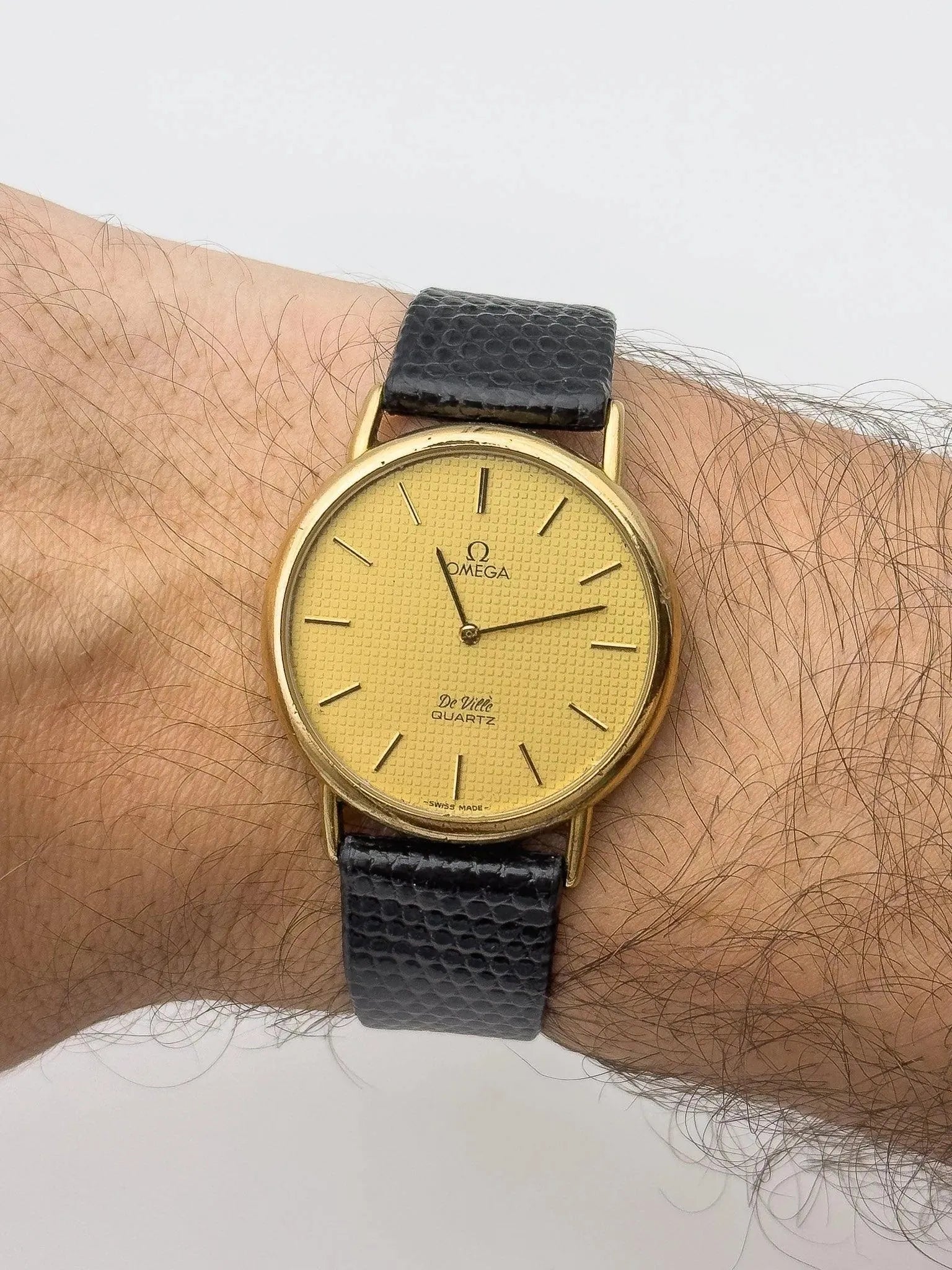 Omega - Circle Gold Clous de Paris - 1977 - Atelier Victor Paris - Vintage Watch Shop Dubai