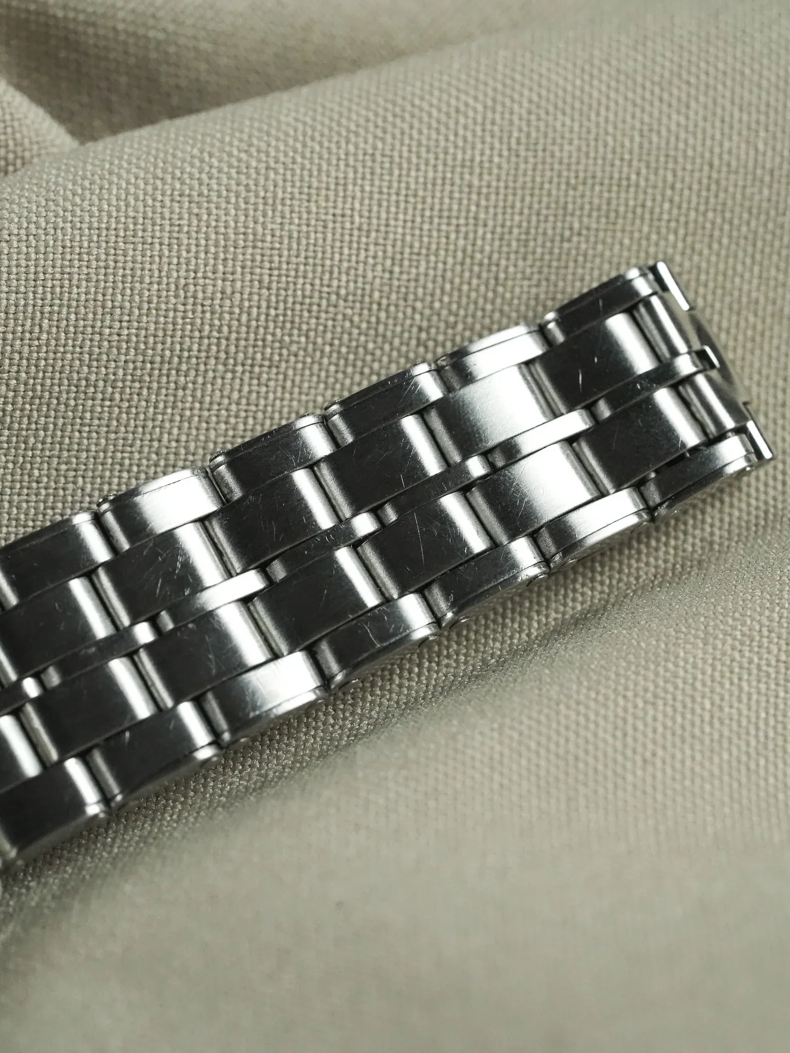 Omega - Constellation C-Shape 168.029 Gerald Genta Lunette or blanc cadran lin - 1967 - Atelier Victor - Vintage  Shop