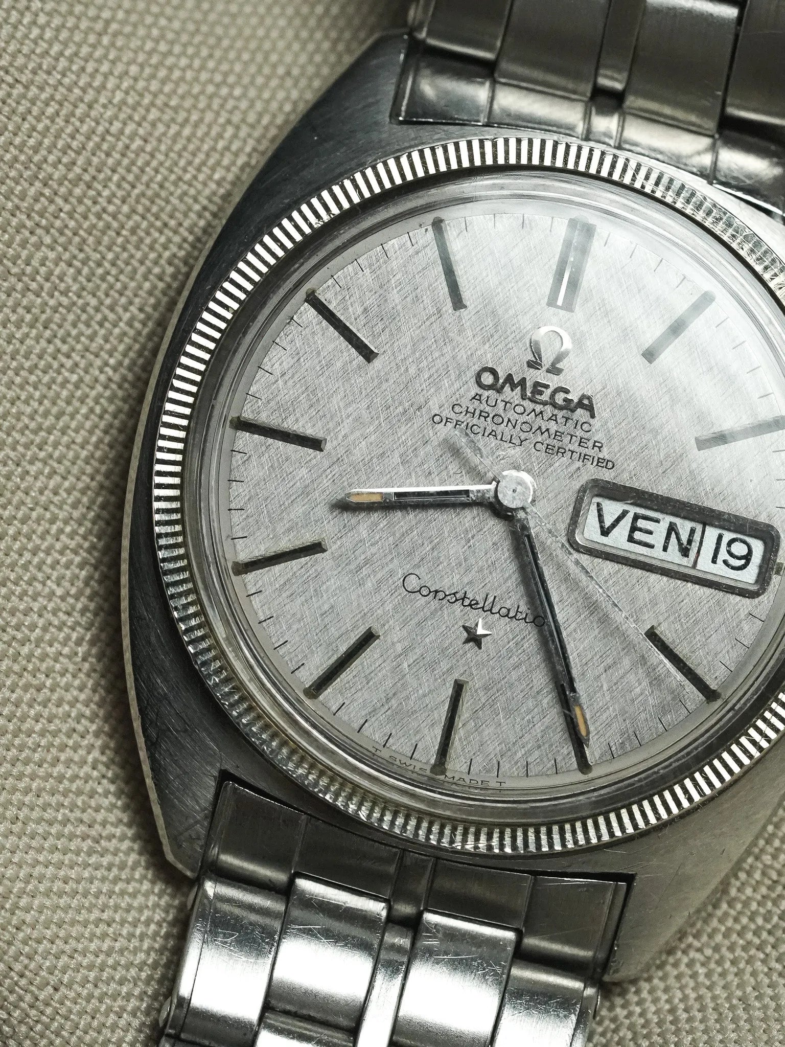 Omega - Constellation C-Shape 168.029 Gerald Genta Lunette or blanc cadran lin - 1967 - Atelier Victor - Vintage  Shop