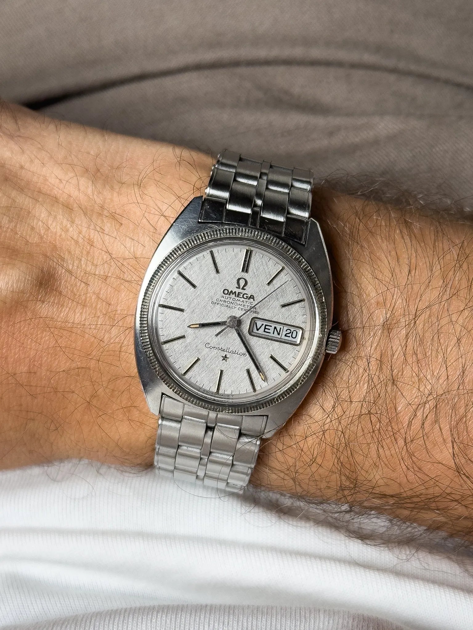 Omega - Constellation C-Shape 168.029 Gerald Genta Lunette or blanc cadran lin - 1967 - Atelier Victor - Vintage  Shop