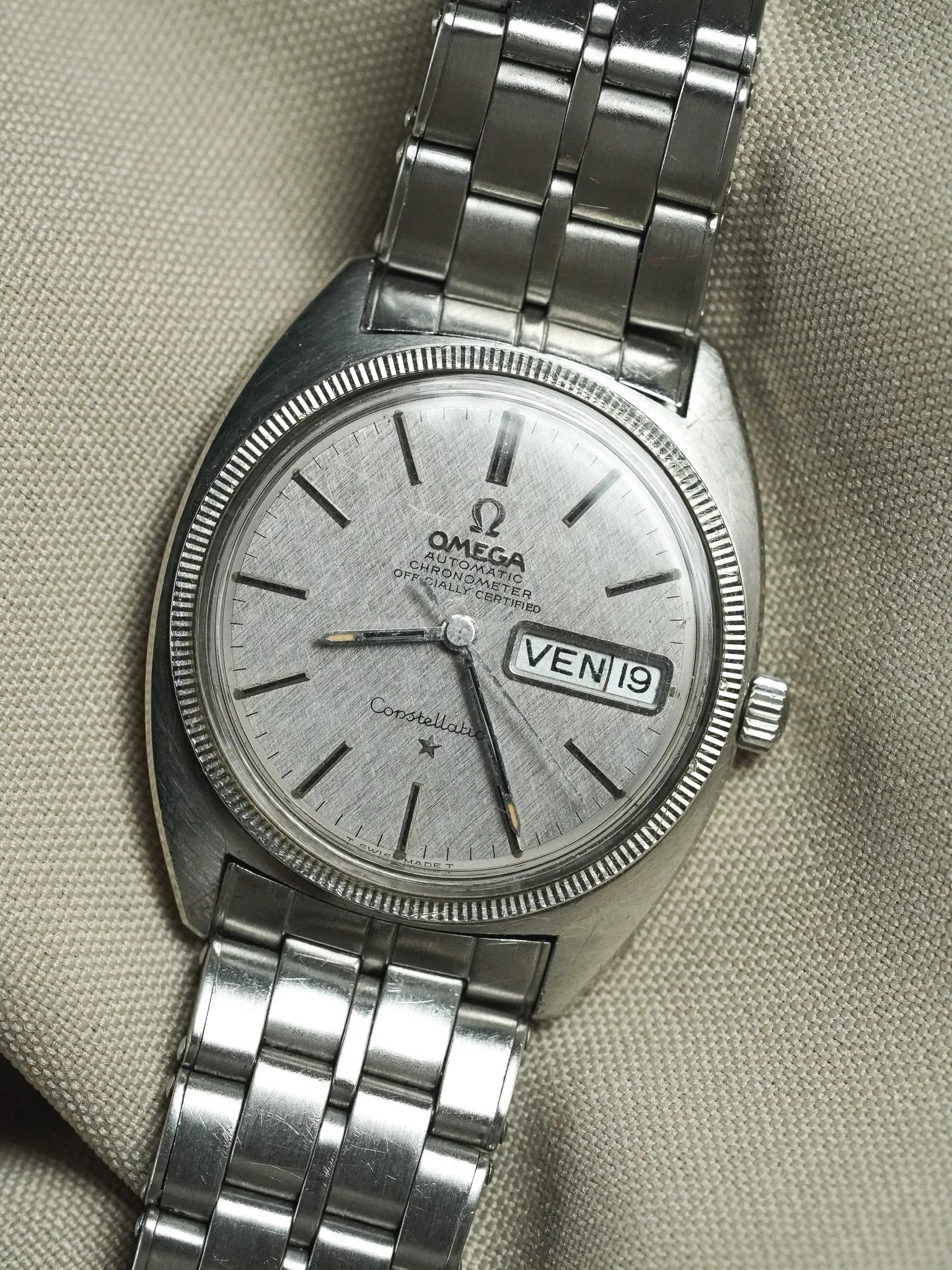 Omega - Constellation C-Shape 168.029 Gerald Genta Lunette or blanc cadran lin - 1967 - Atelier Victor - Vintage  Shop