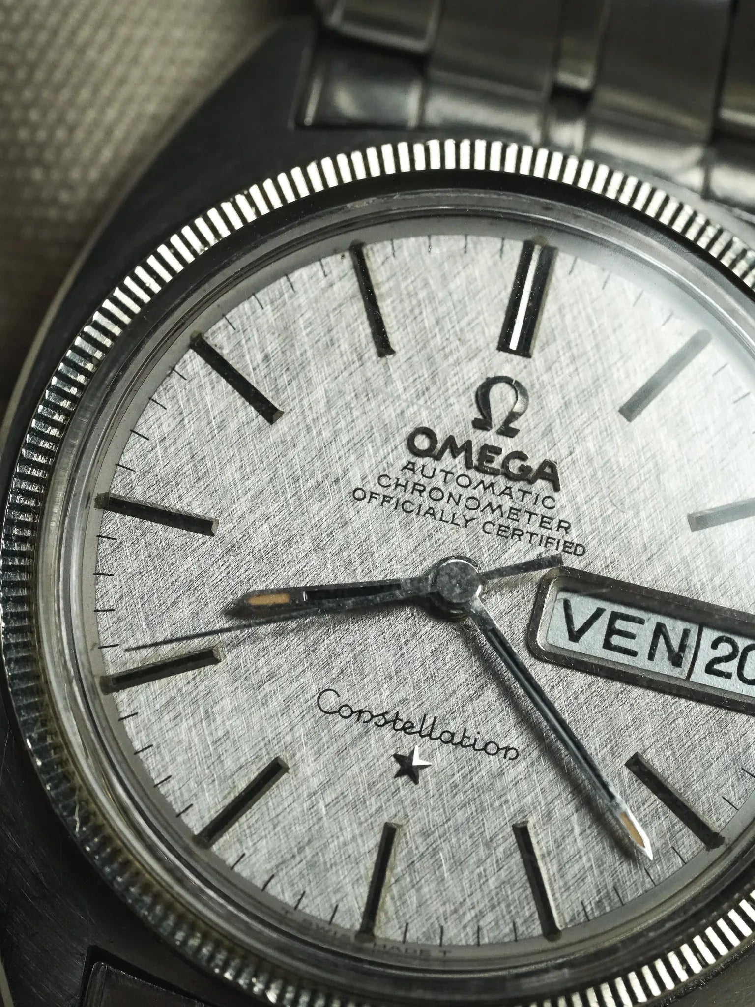 Omega - Constellation C-Shape 168.029 Gerald Genta Lunette or blanc cadran lin - 1967 - Atelier Victor - Vintage  Shop