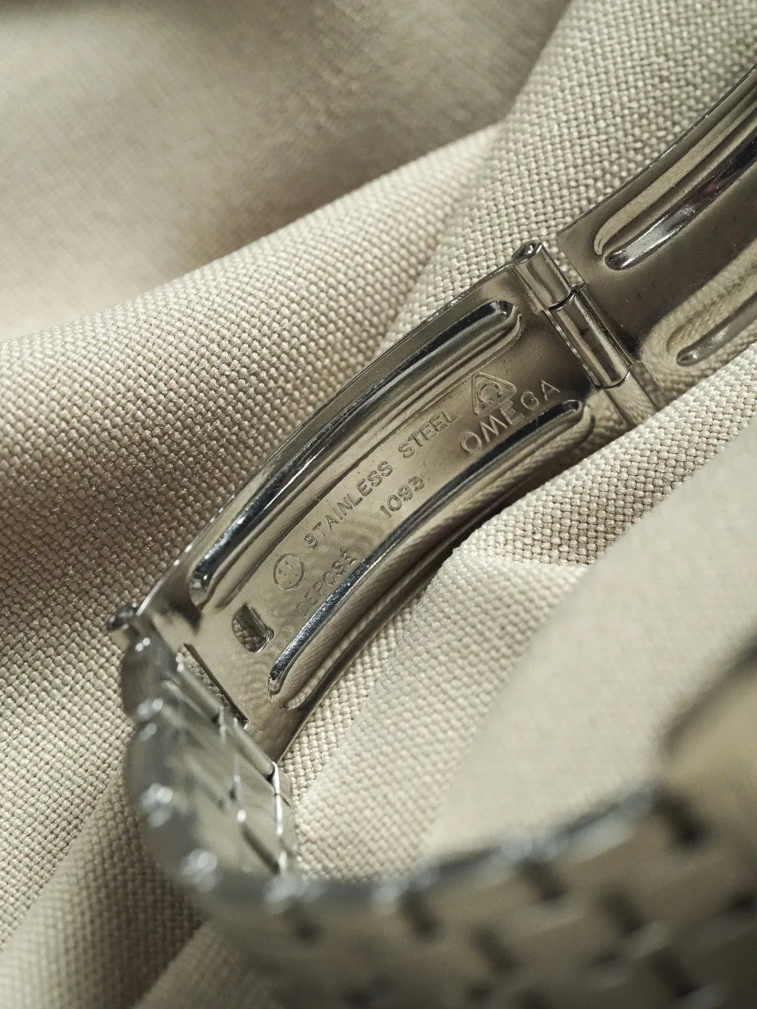 Omega - Constellation C-Shape 168.029 Gerald Genta Lunette or blanc cadran lin - 1967 - Atelier Victor - Vintage  Shop