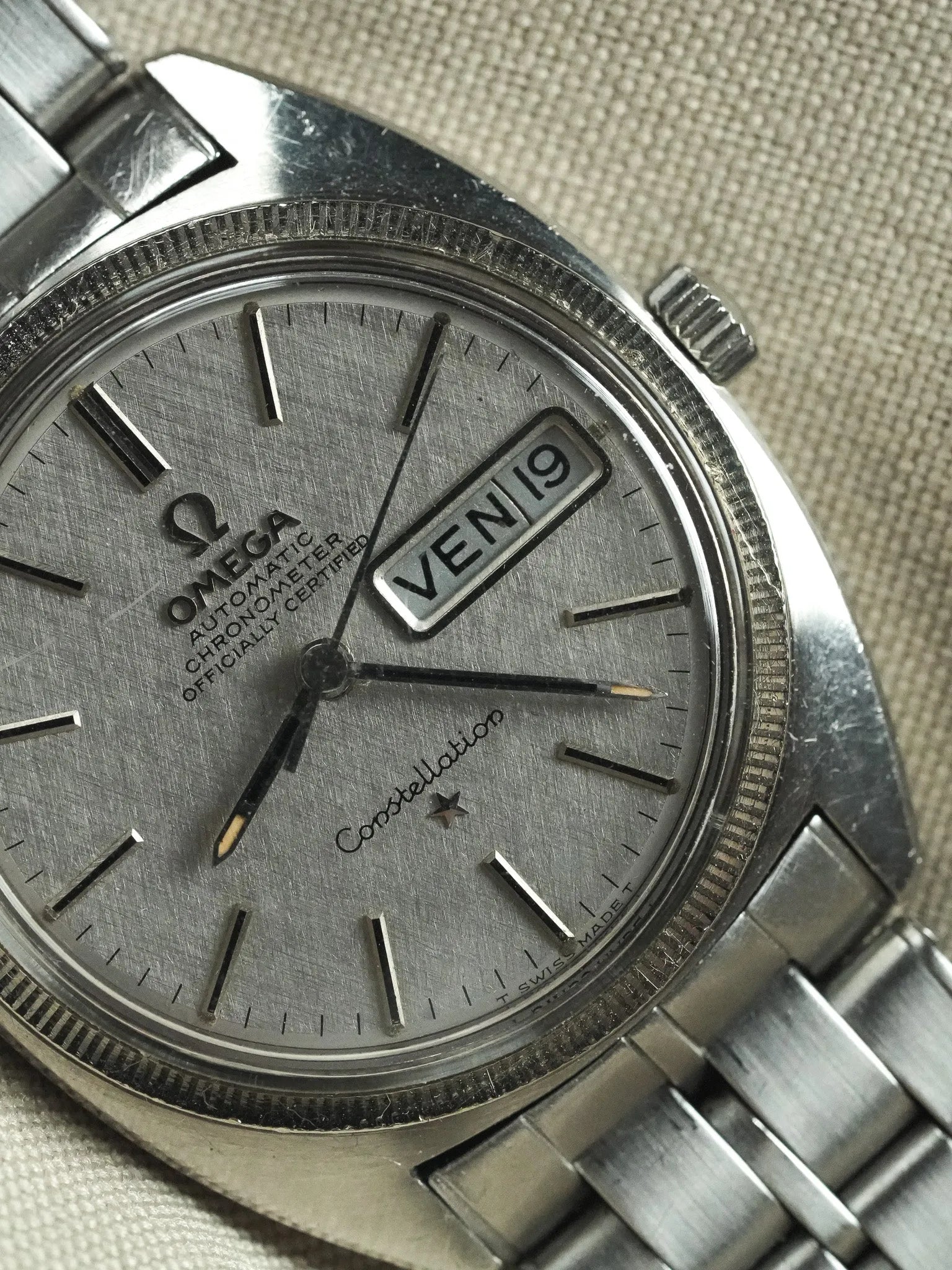 Omega - Constellation C-Shape 168.029 Gerald Genta Lunette or blanc cadran lin - 1967 - Atelier Victor - Vintage  Shop