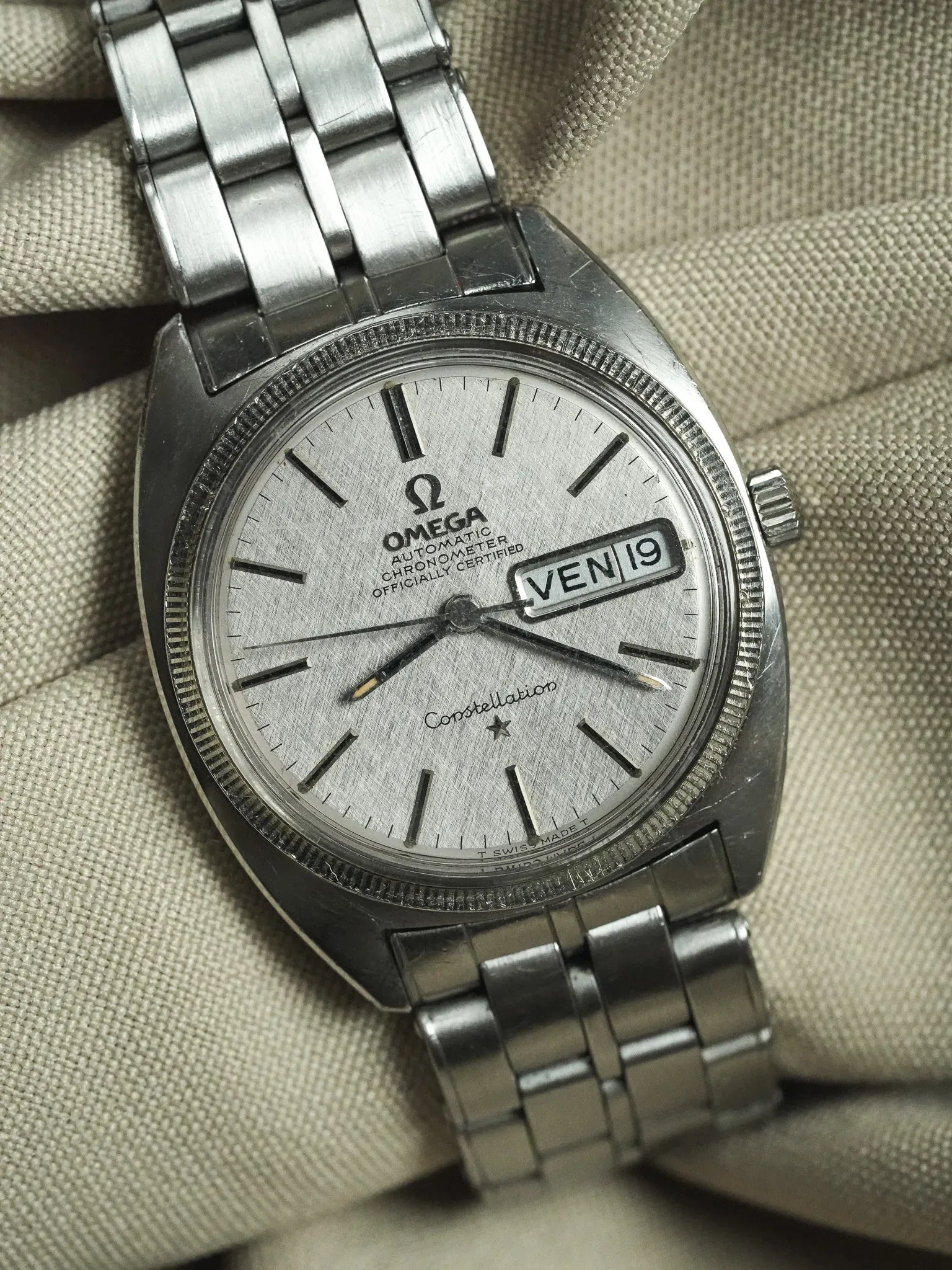 Omega - Constellation C-Shape 168.029 Gerald Genta Lunette or blanc cadran lin - 1967 - Atelier Victor - Vintage  Shop
