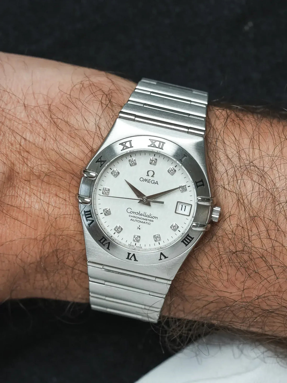 Cadran argenté index diamants porté au poignet - Montre Omega Constellation Manhattan 1504.35 - Atelier Victor