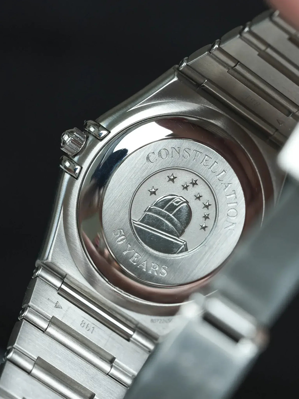 Fond de boîtier gravé Constellation 50 Years - Montre Omega Constellation Manhattan 1504.35 - Atelier Victor