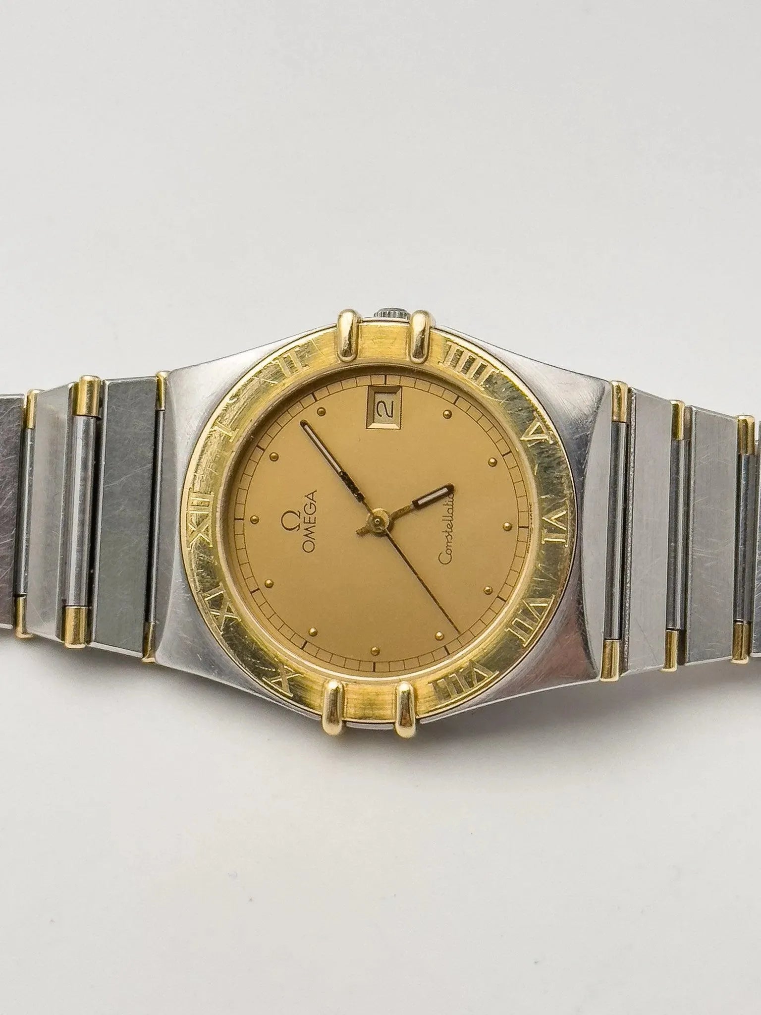 Omega - Constellation Manhattan Acier & Or 18k Date Cadran Or - 1990s - Atelier Victor Paris - Vintage Watch Shop Dubai