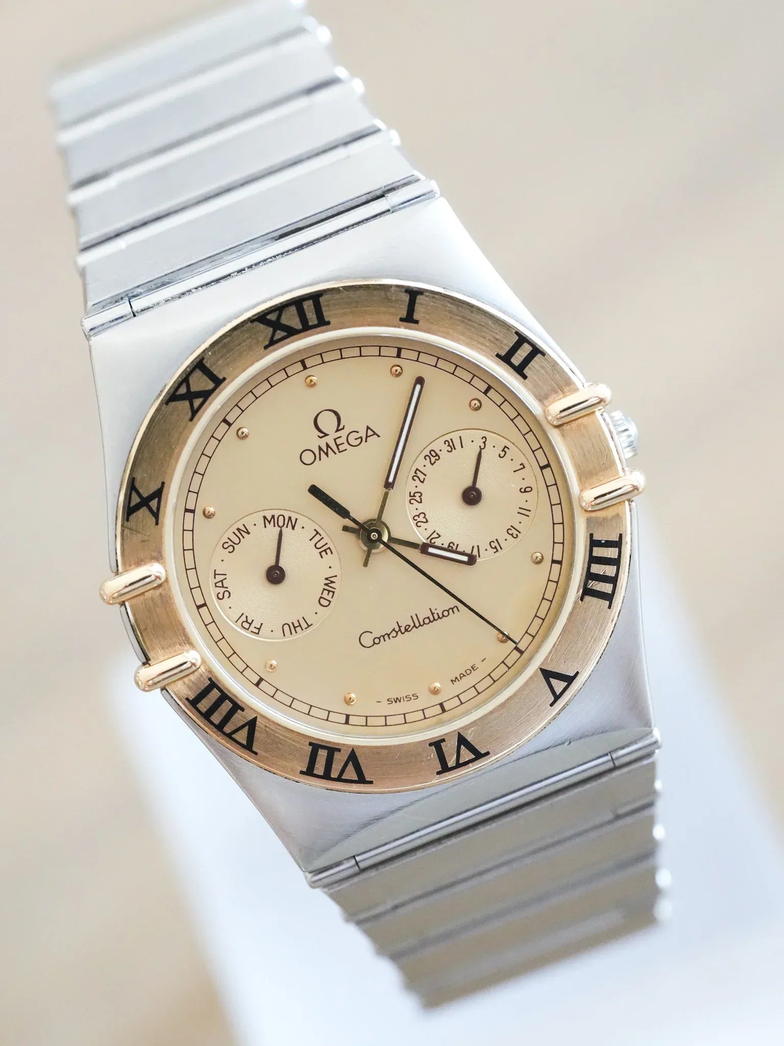 Omega - Constellation Manhattan Daydate Or et Acier - 1989 - Atelier Victor - Vintage  Shop