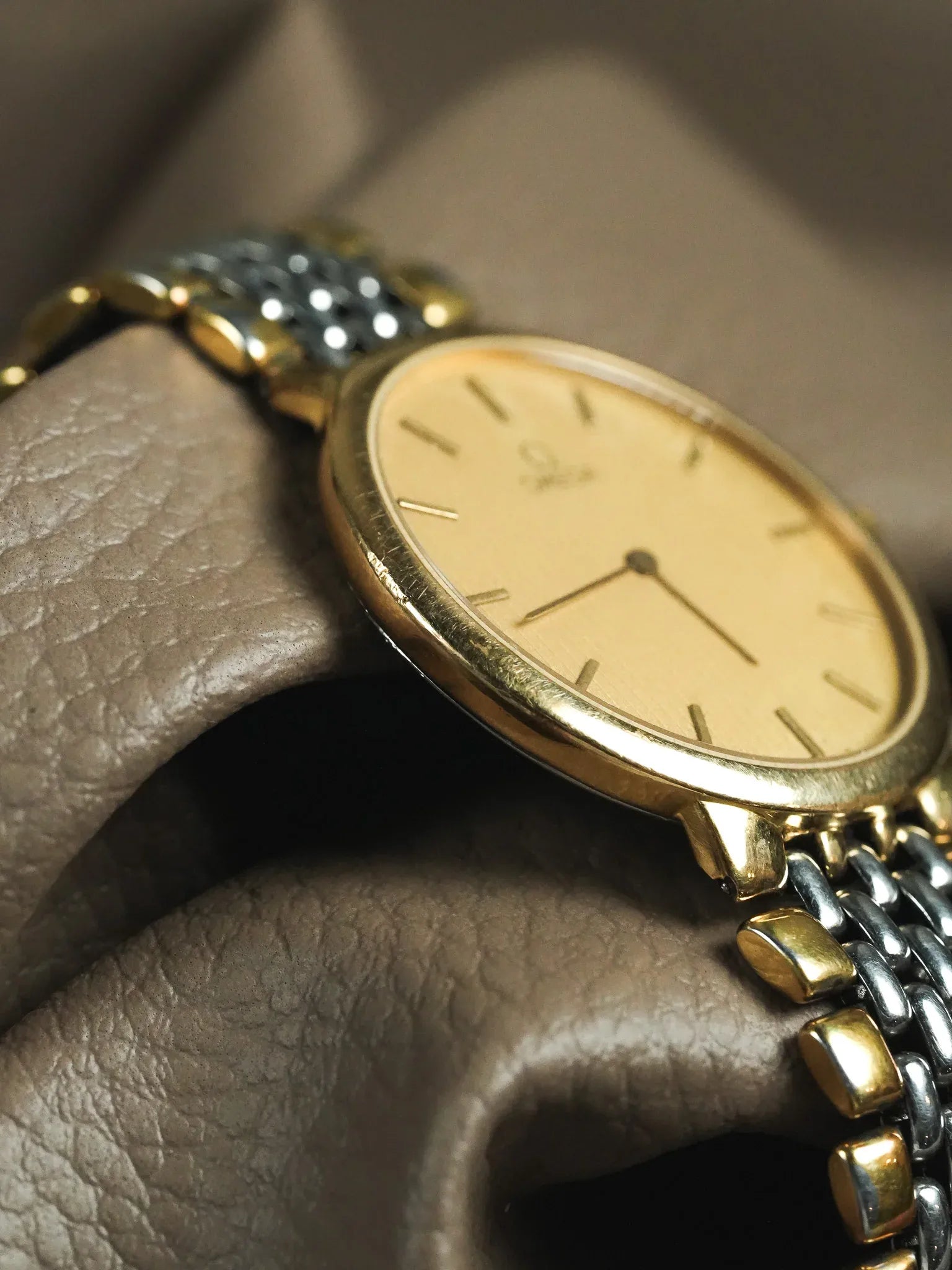 Omega - De Ville 395.0875.2 Ultra Slim Grain de riz acier or Tapisserie or - 1989 - Atelier Victor - Vintage  Shop