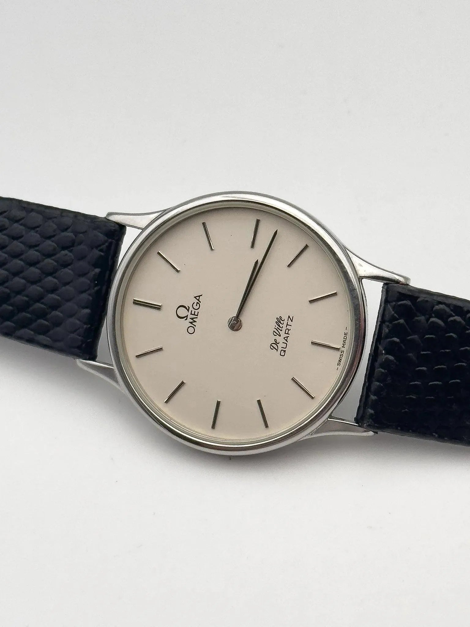Omega - De Ville Poussoir Ronde Cadran Blanc - 1978 - Atelier Victor Paris - Vintage Watch Shop Dubai