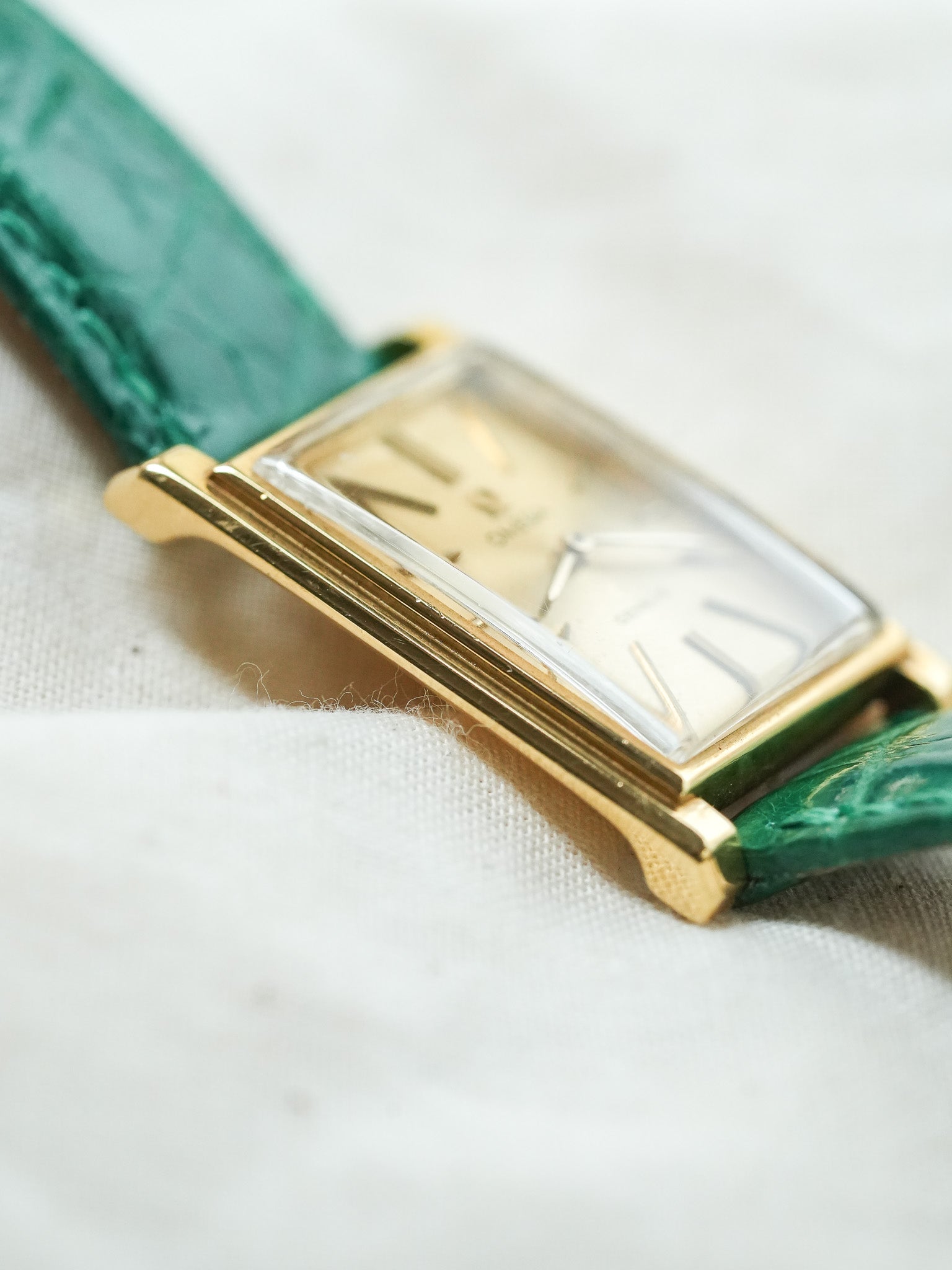 Omega - Genève 111.050 Tank Stepcase Or 18k Cadran Or 18k - 1964 - Atelier Victor - Vintage  Shop