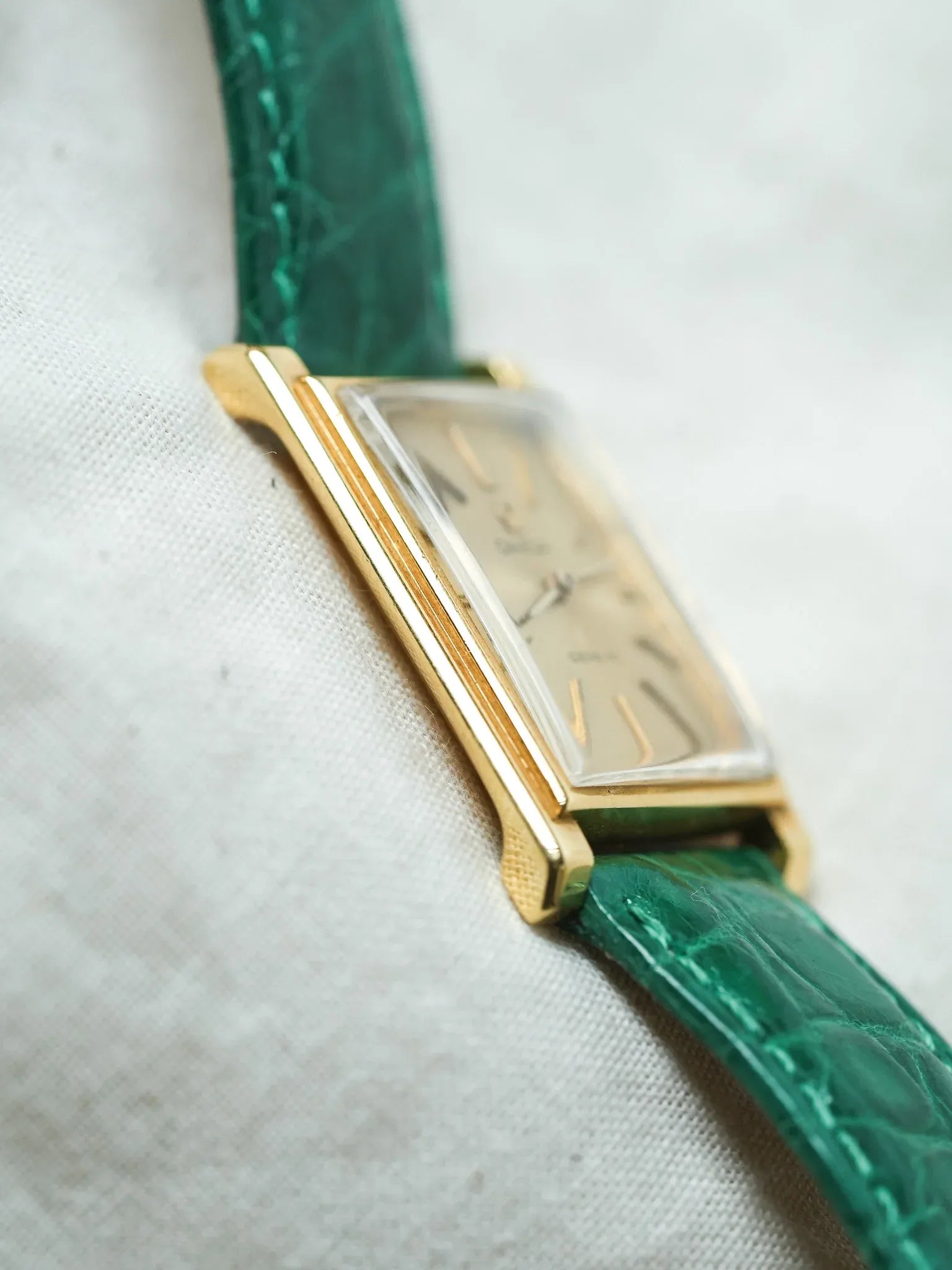 Omega - Genève 111.050 Tank Stepcase Or 18k Cadran Or 18k - 1964 - Atelier Victor - Vintage  Shop