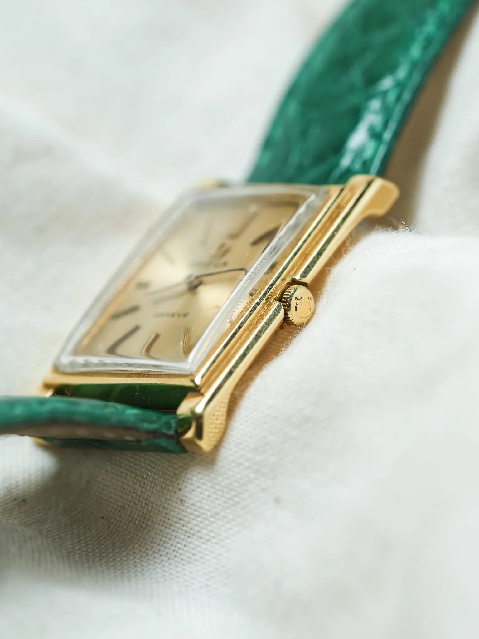 Omega - Genève 111.050 Tank Stepcase Or 18k Cadran Or 18k - 1964 - Atelier Victor - Vintage  Shop