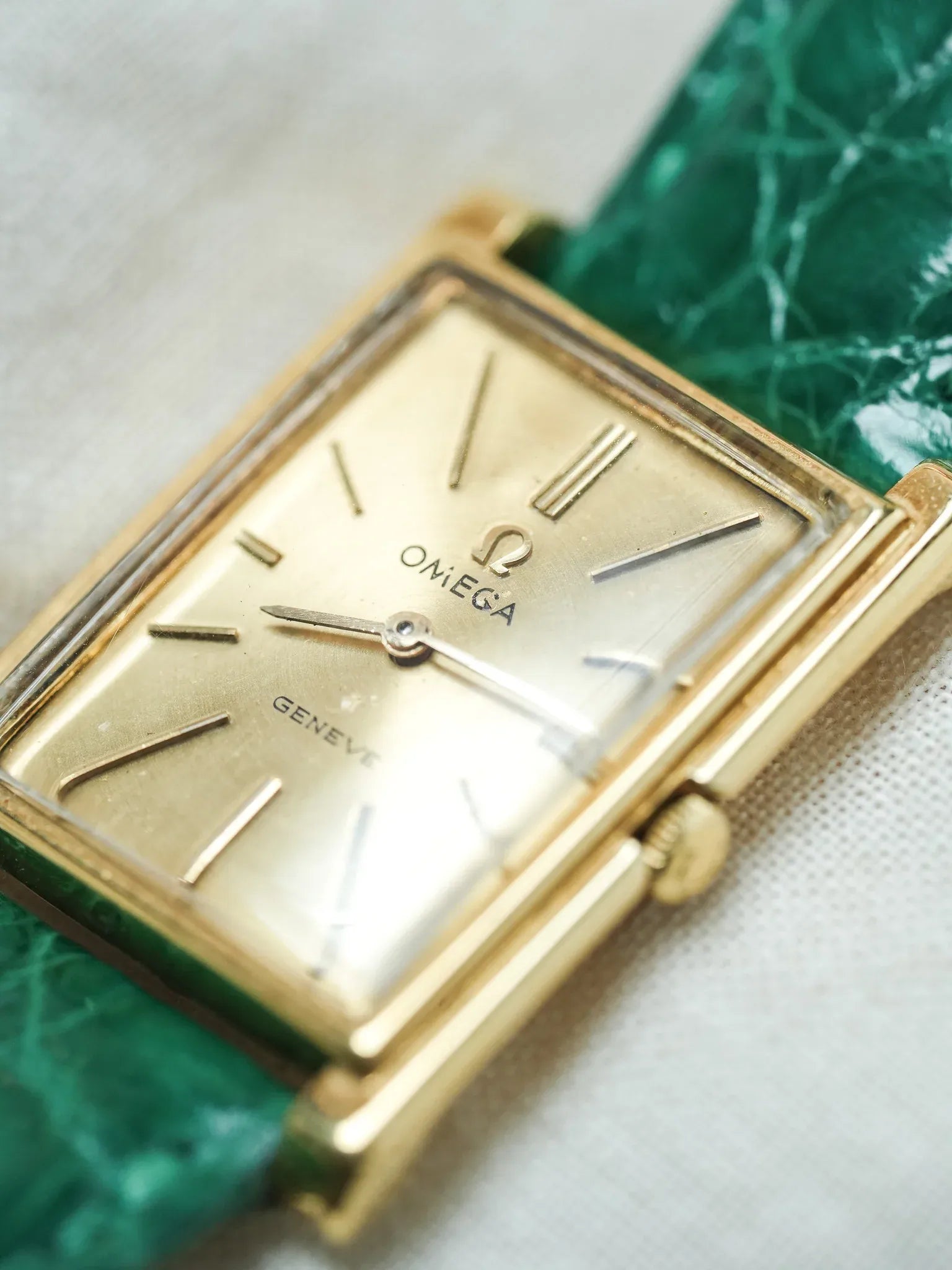 Omega - Genève 111.050 Tank Stepcase Or 18k Cadran Or 18k - 1964 - Atelier Victor - Vintage  Shop