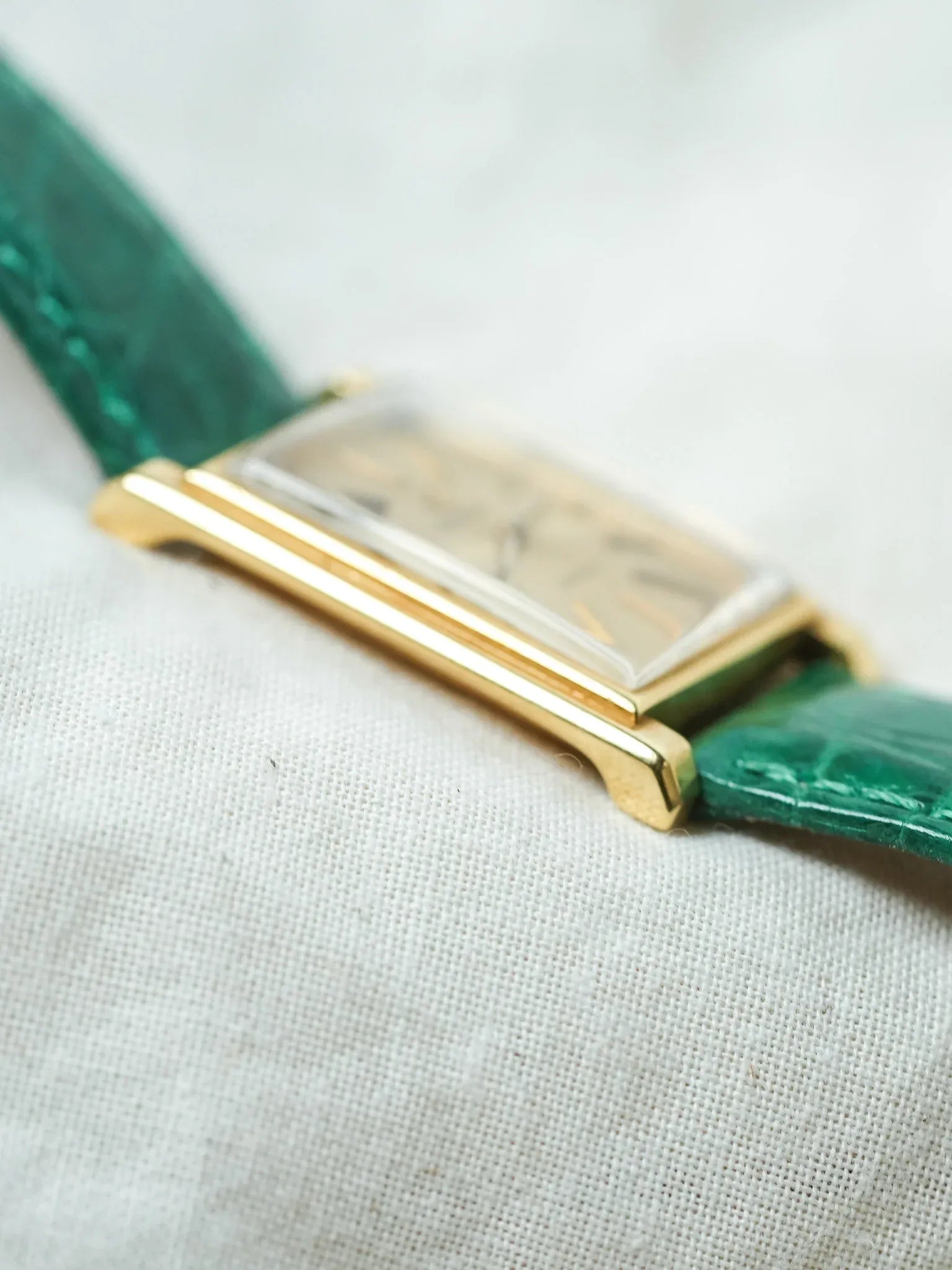 Omega - Genève 111.050 Tank Stepcase Or 18k Cadran Or 18k - 1964 - Atelier Victor - Vintage  Shop