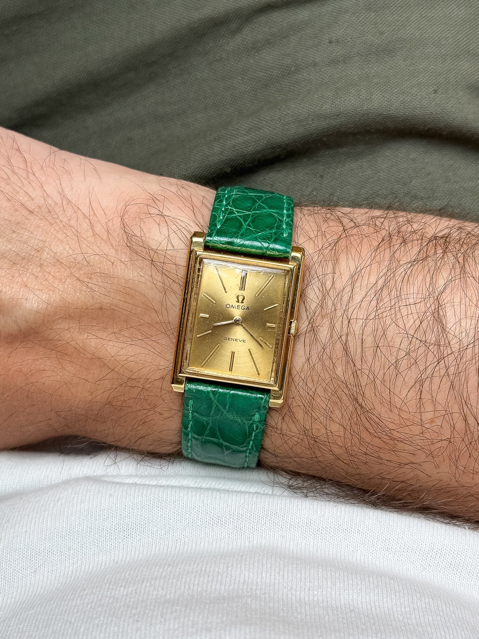 Omega - Genève 111.050 Tank Stepcase Or 18k Cadran Or 18k - 1964 - Atelier Victor - Vintage  Shop