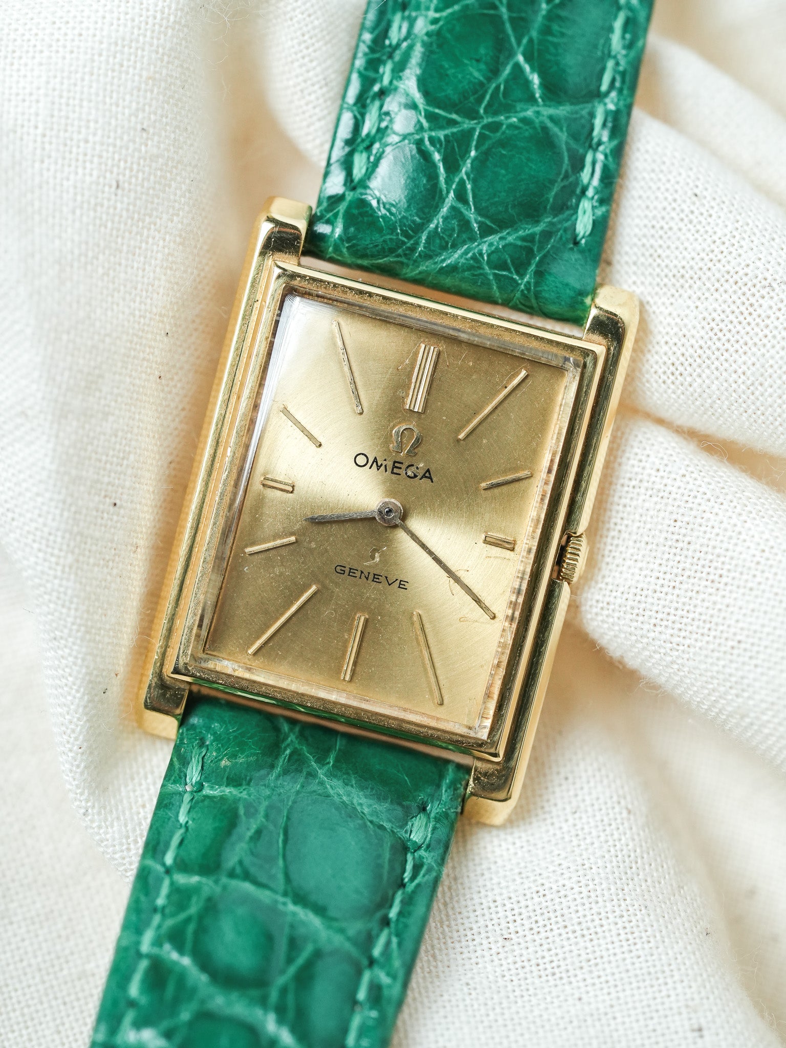 Omega - Genève 111.050 Tank Stepcase Or 18k Cadran Or 18k - 1964 - Atelier Victor - Vintage  Shop