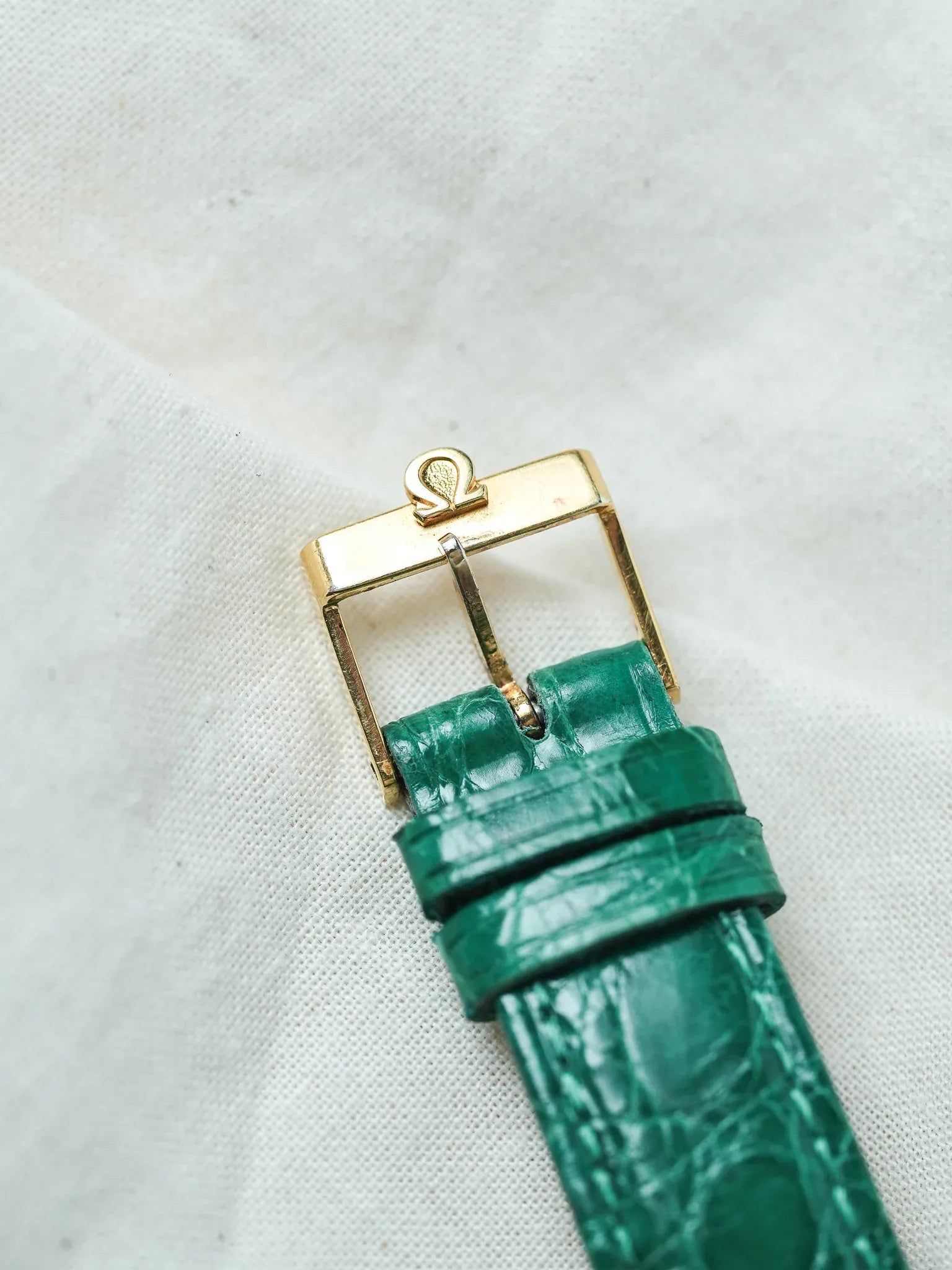 Omega - Genève 111.050 Tank Stepcase Or 18k Cadran Or 18k - 1964 - Atelier Victor - Vintage  Shop