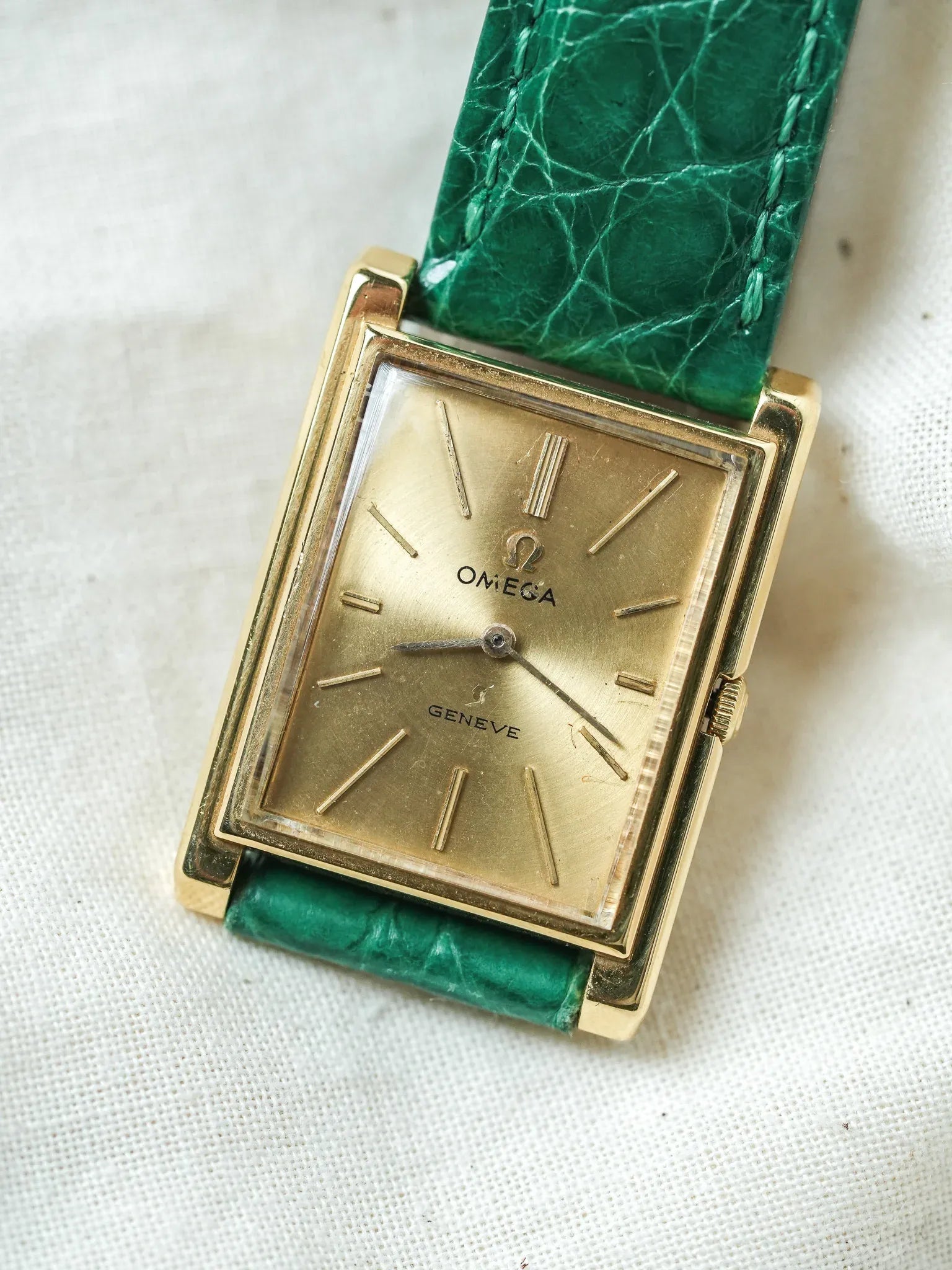 Omega - Genève 111.050 Tank Stepcase Or 18k Cadran Or 18k - 1964 - Atelier Victor - Vintage  Shop