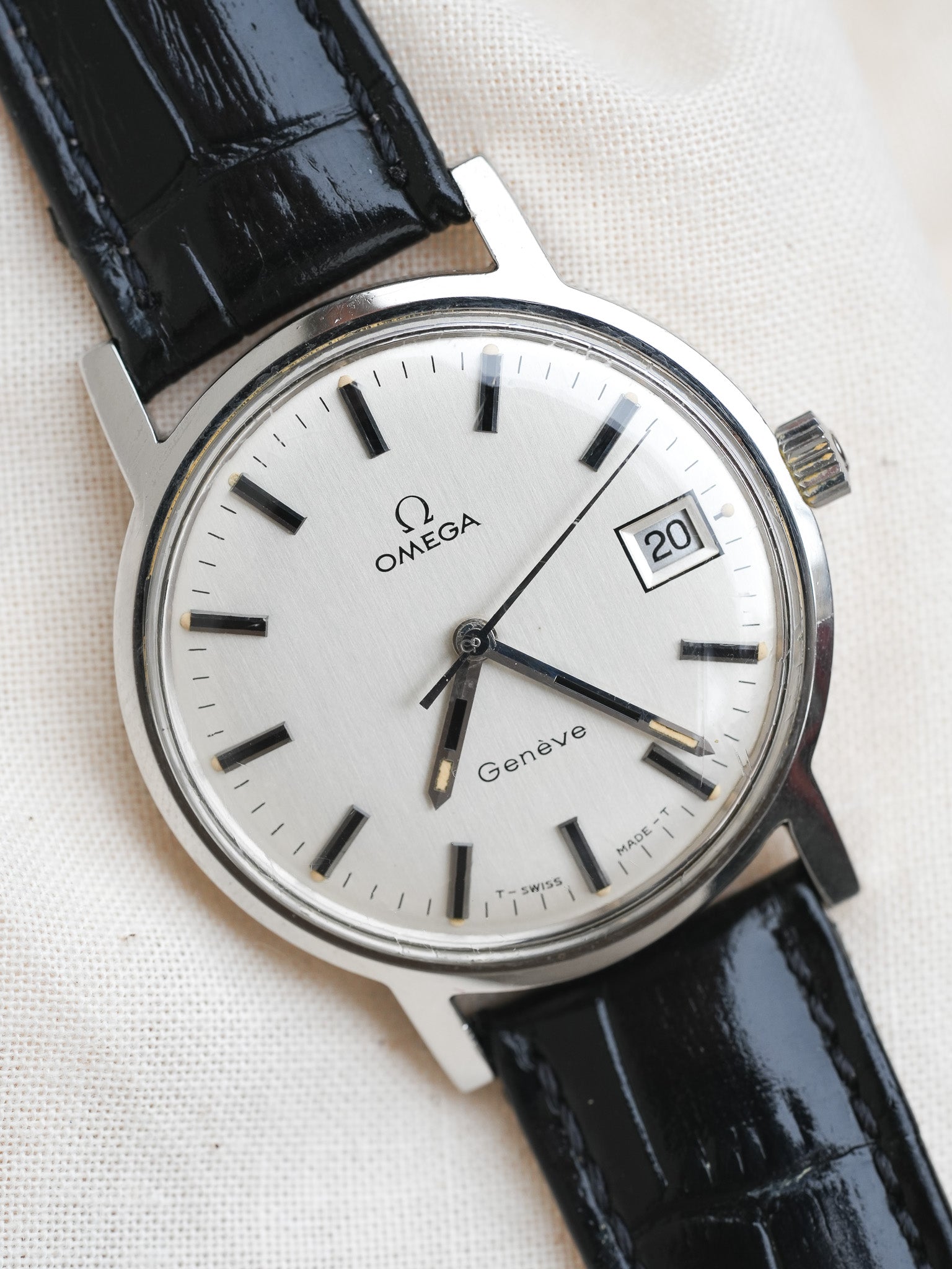 Omega - Genève 136.070 Date Index Onyx Argent - 1970 - Atelier Victor Paris - Vintage Watch Shop Dubai
