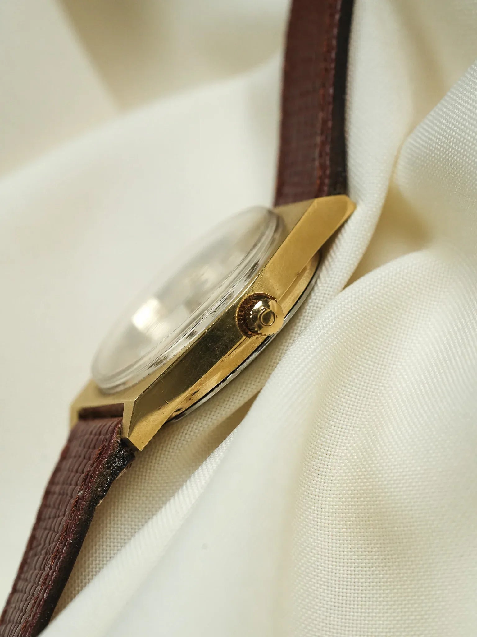 Omega - Genève 166.0118 Tonneau XL Plaqué or - 1972 - Atelier Victor - Vintage  Shop