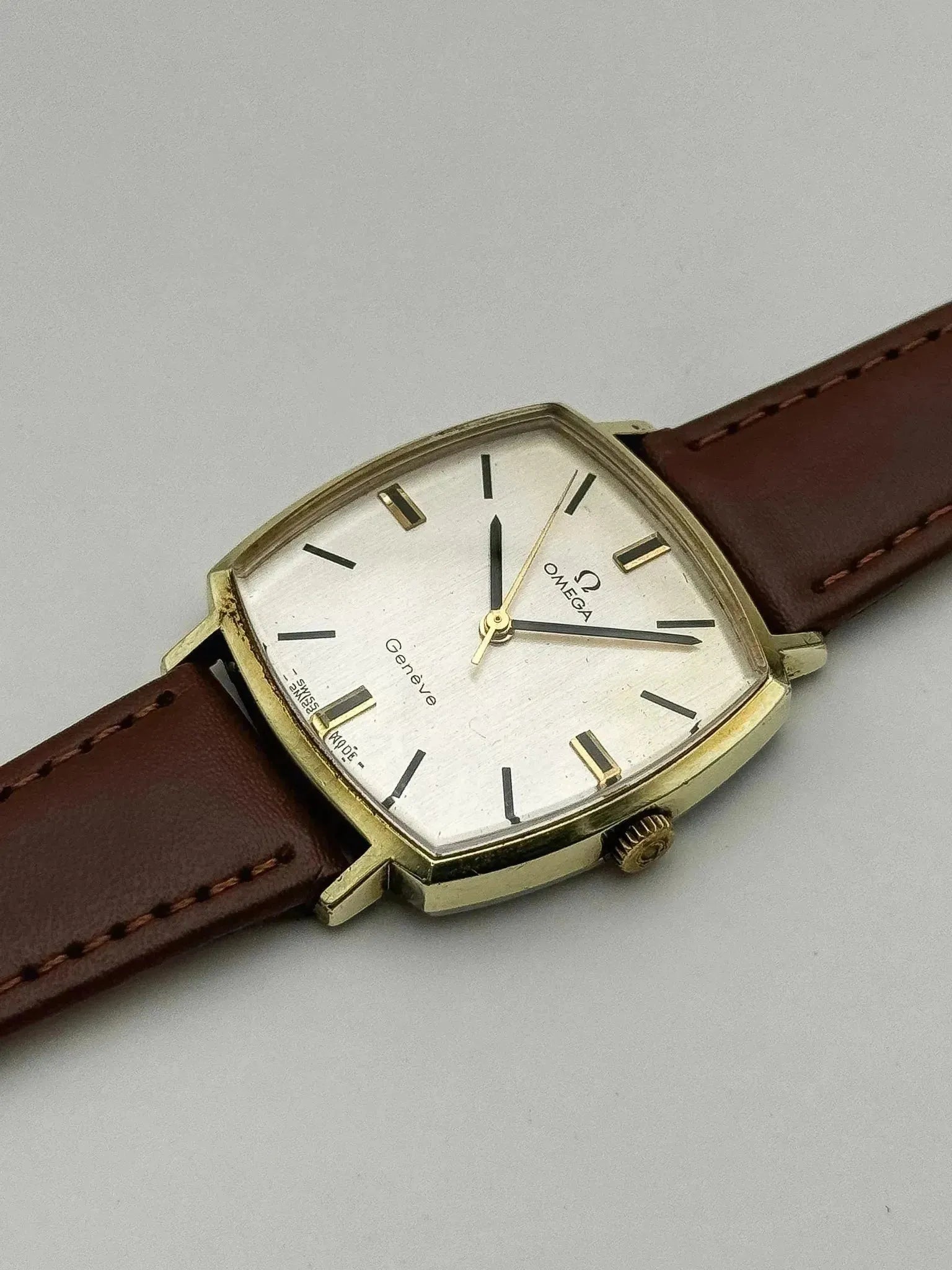 Omega - Genève Square Gold - 1970 - Atelier Victor Paris - Vintage Watch Shop Dubai