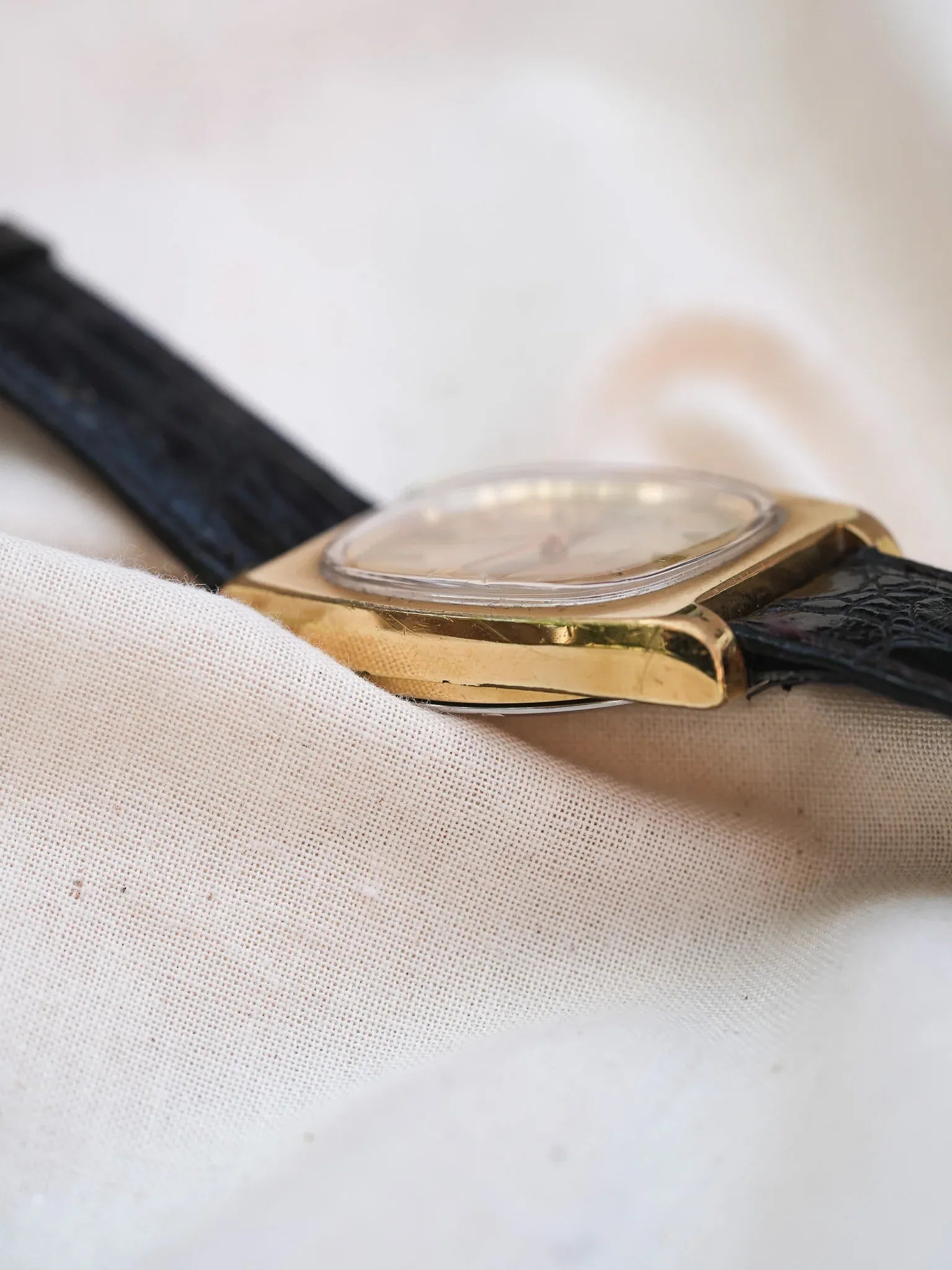 Omega - Genève Tonneau Épais 166.0190 Plaqué or - 1974 - Atelier Victor - Vintage  Shop