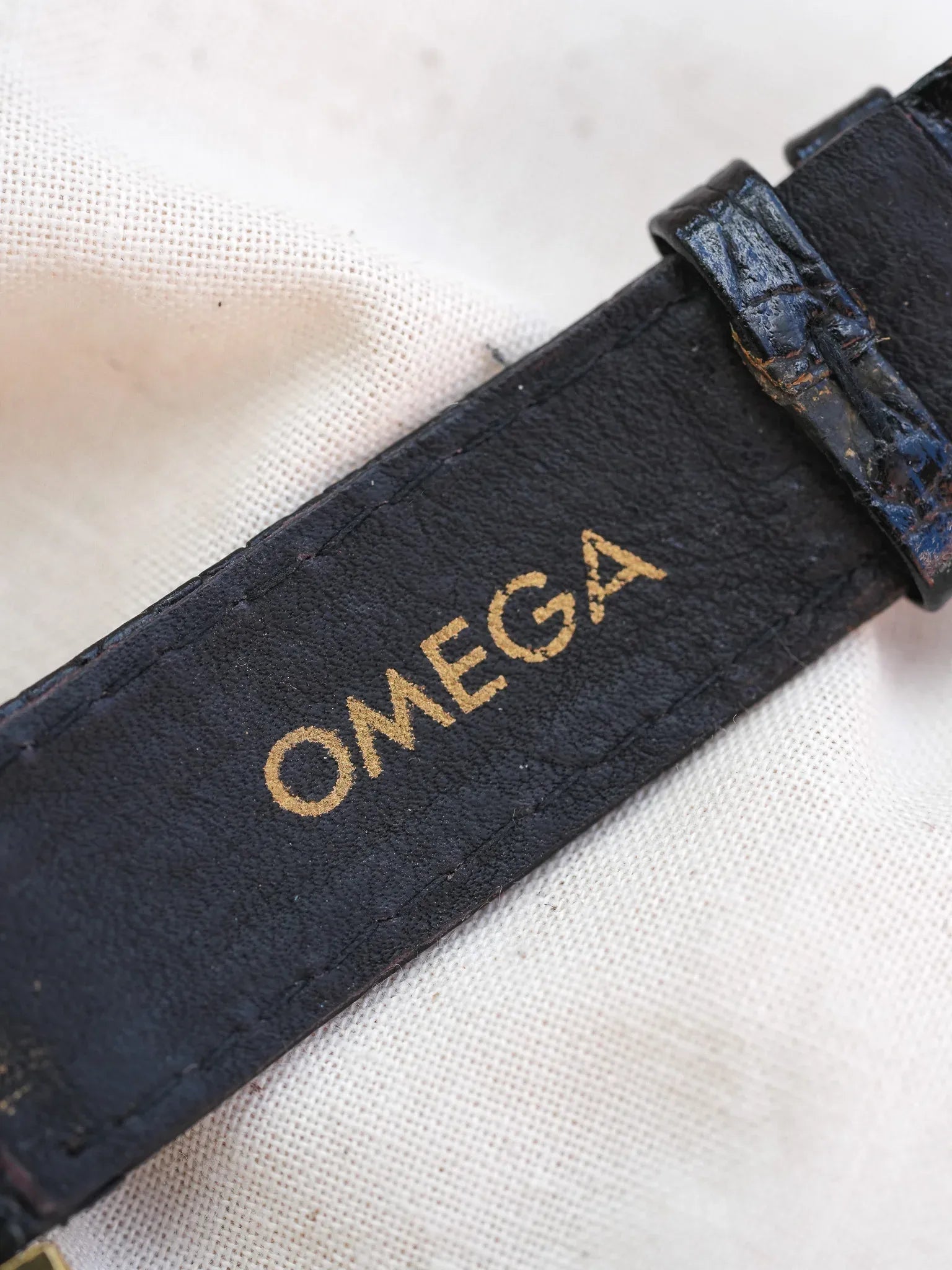 Omega - Genève Tonneau Épais 166.0190 Plaqué or - 1974 - Atelier Victor - Vintage  Shop