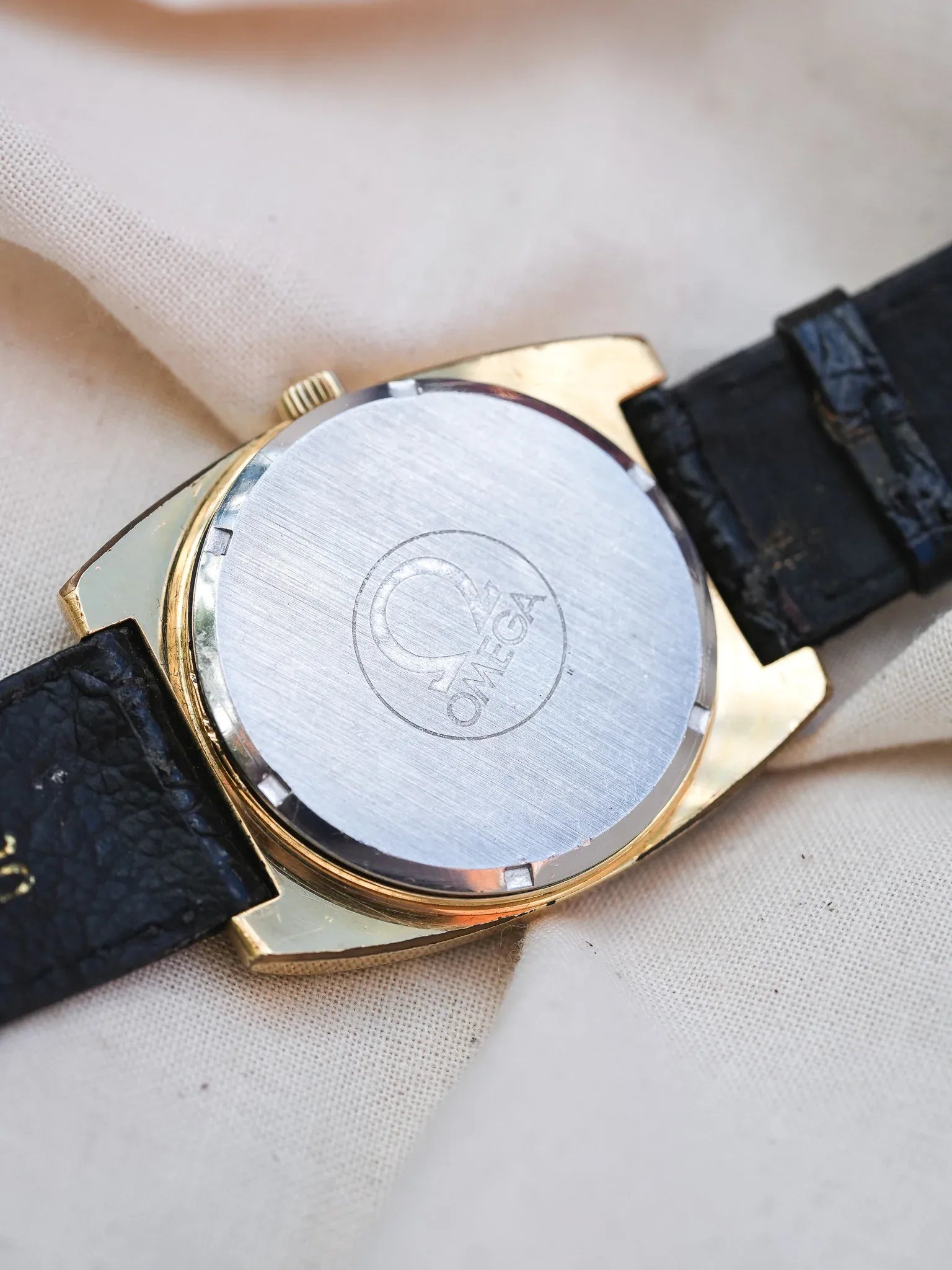 Omega - Genève Tonneau Épais 166.0190 Plaqué or - 1974 - Atelier Victor - Vintage  Shop