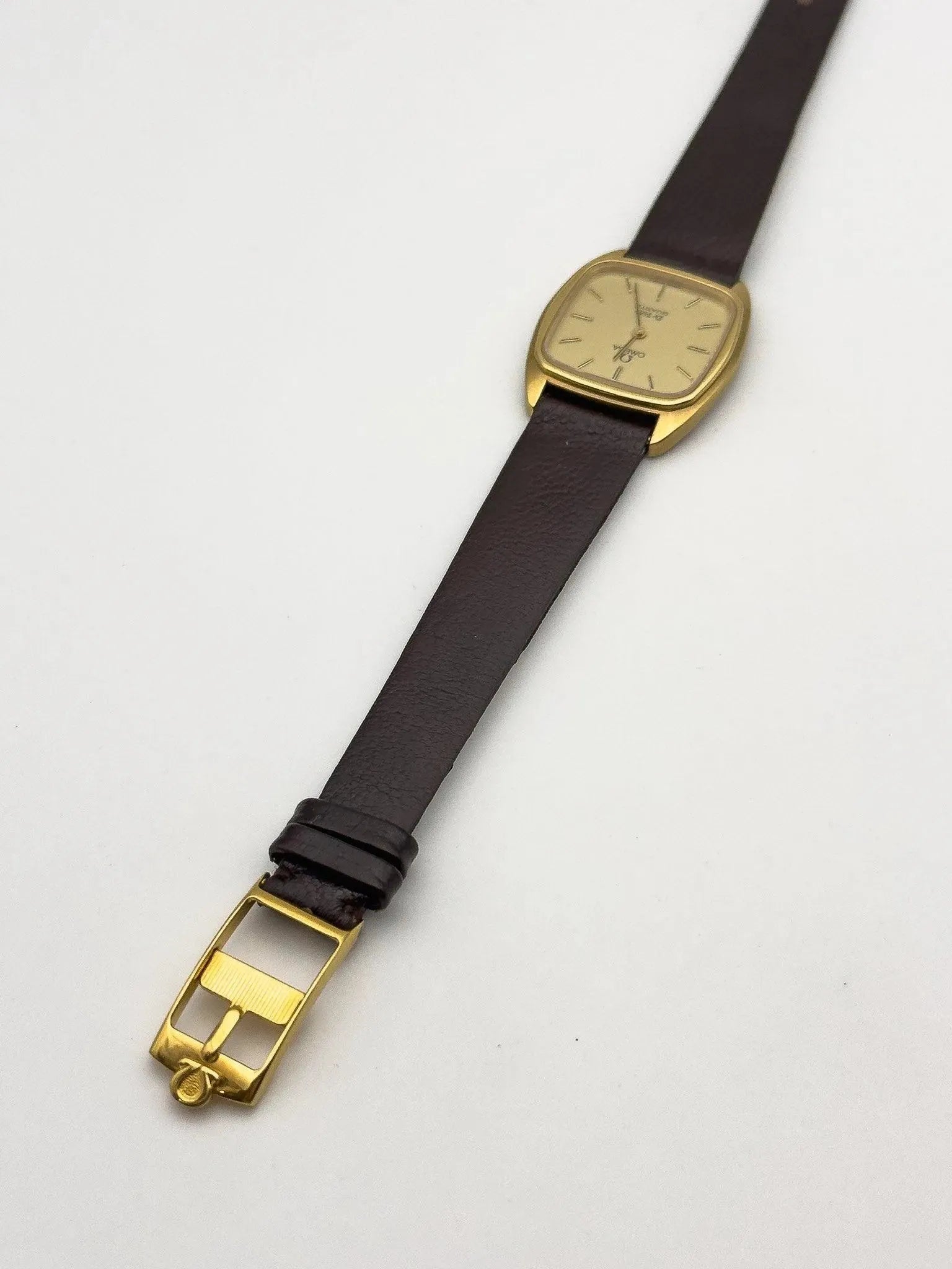 Omega - Mini Tonneau Gold Lady - 1979 - Atelier Victor Paris - Vintage Watch Shop Dubai