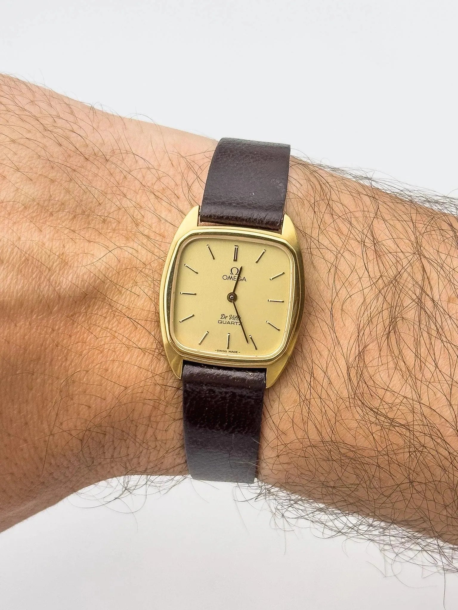 Omega - Mini Tonneau Gold Lady - 1979 - Atelier Victor Paris - Vintage Watch Shop Dubai