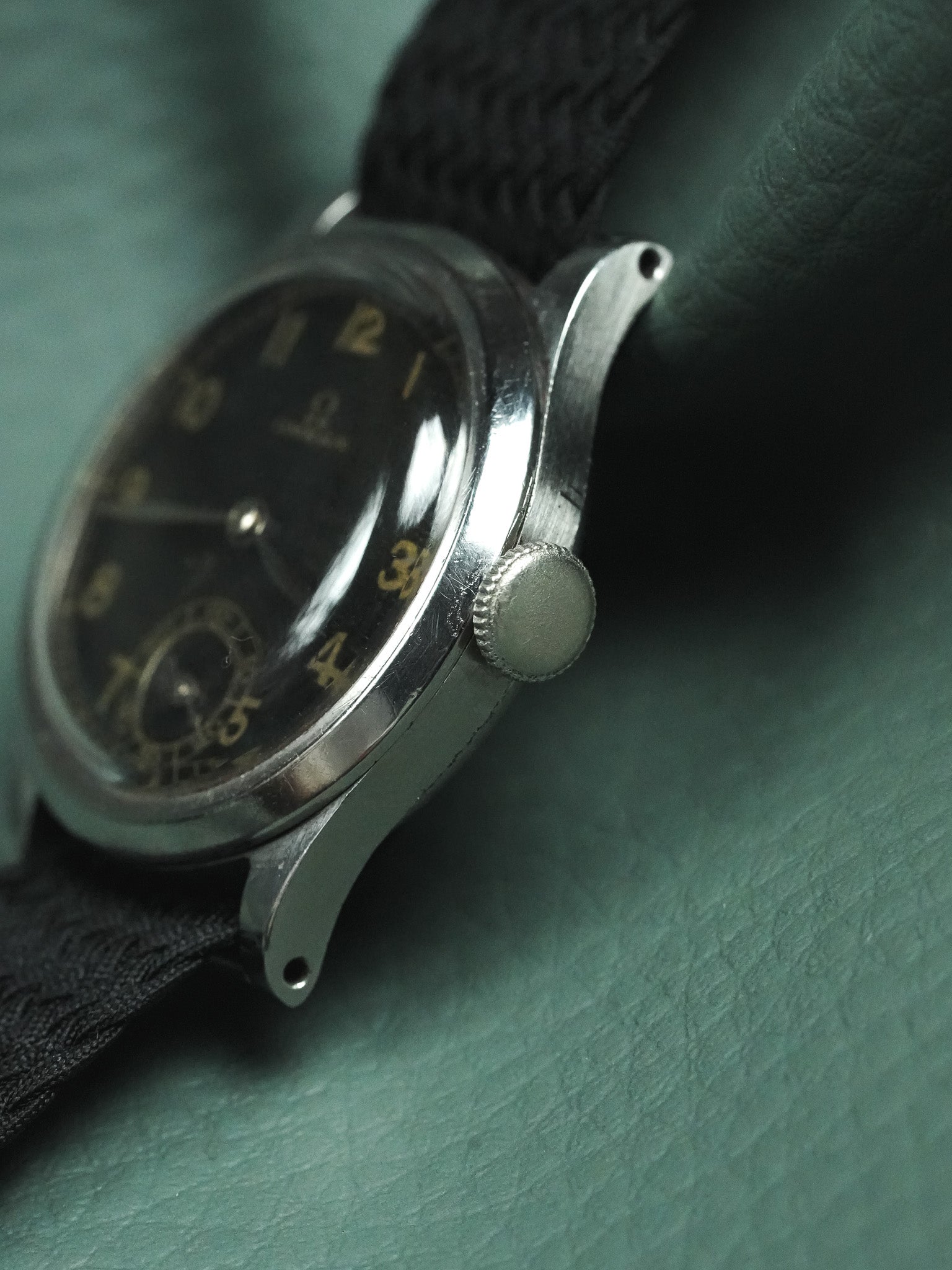 Omega - montre militaire cadran noir GILT 26.5SOB T2- 1935 - Atelier Victor - Vintage  Shop