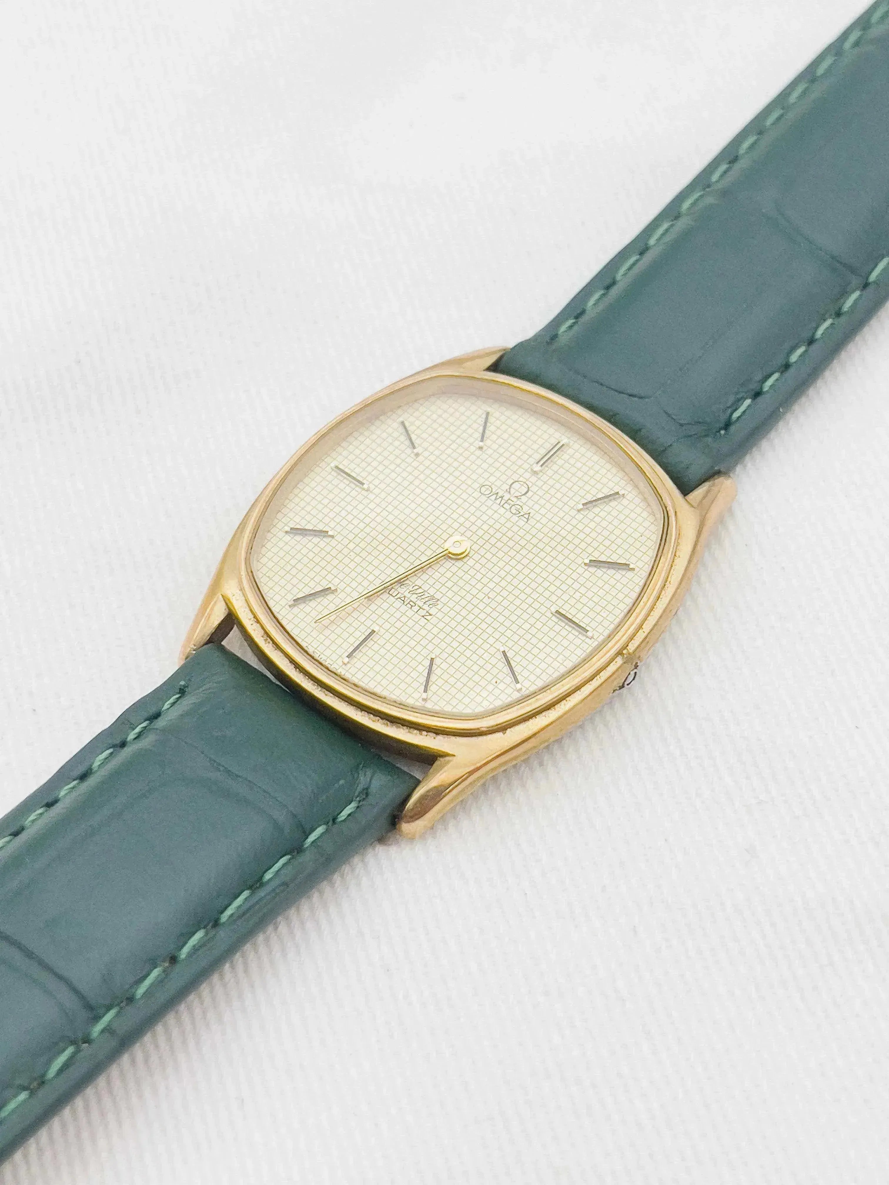 Omega - Nid d'abeille Tonneau Plaqué or - 1978 - Atelier Victor Paris - Vintage Watch Shop Dubai