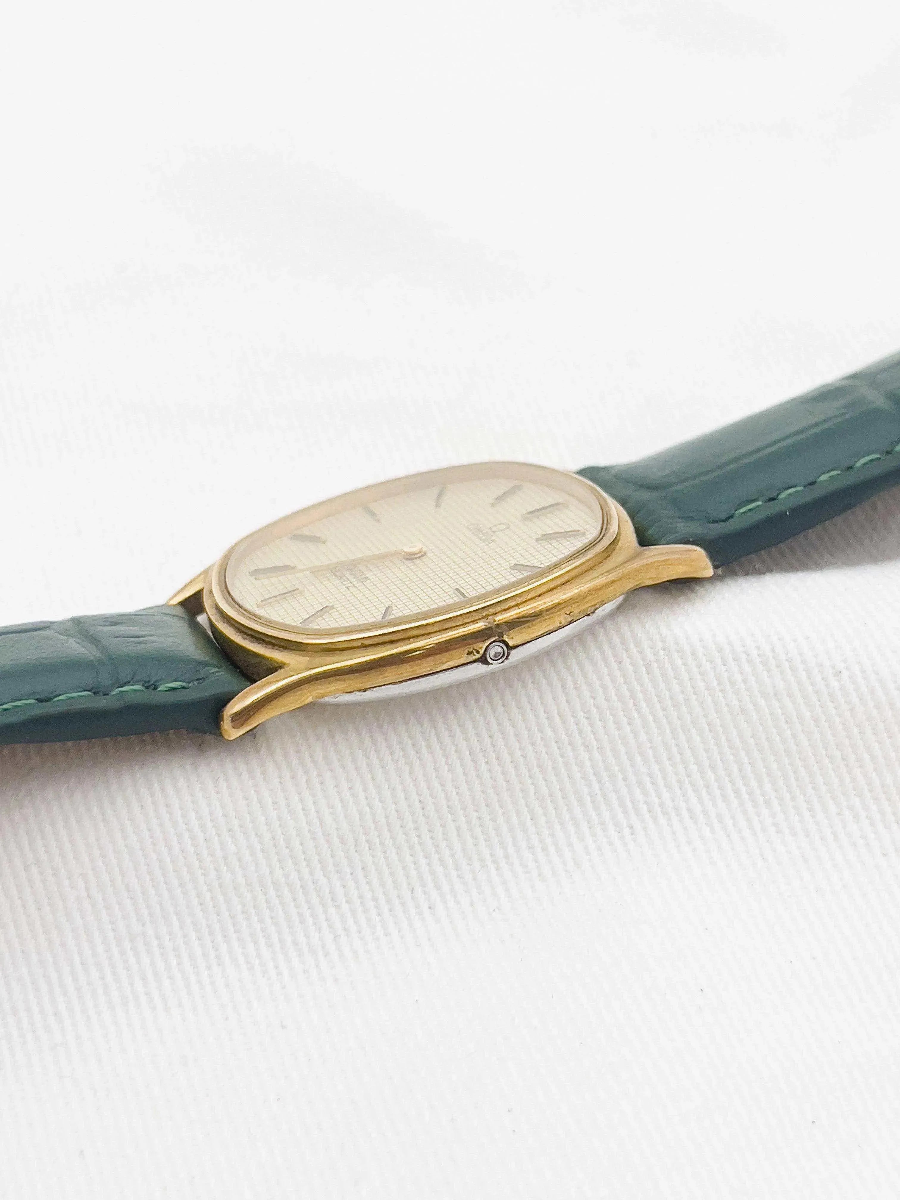 Omega - Nid d'abeille Tonneau Plaqué or - 1978 - Atelier Victor Paris - Vintage Watch Shop Dubai