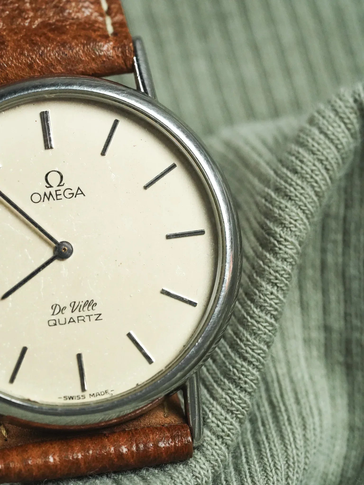 Omega - Ronde acier Patine - 1979 - Atelier Victor - Vintage  Shop