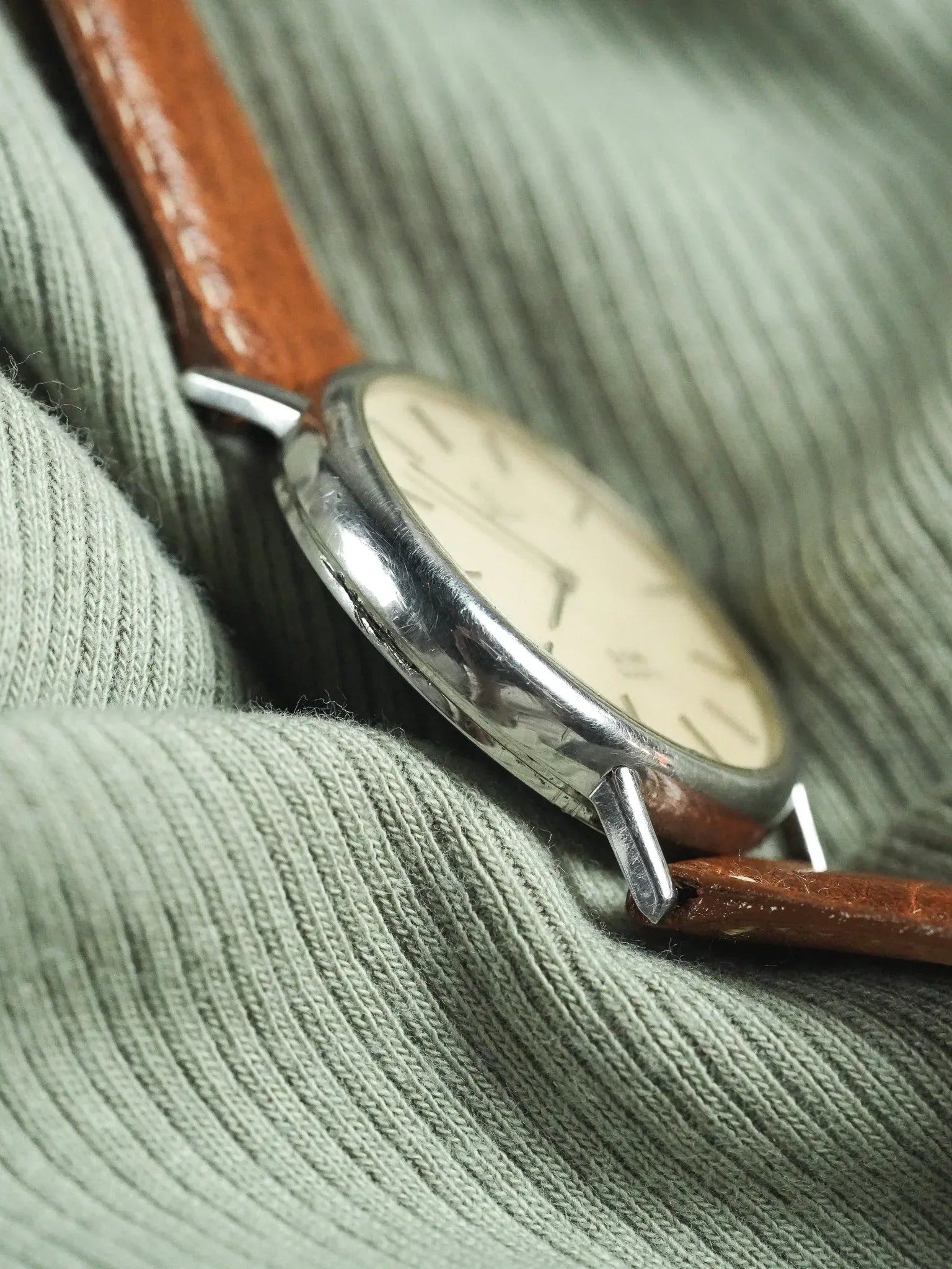 Omega - Ronde acier Patine - 1979 - Atelier Victor - Vintage  Shop