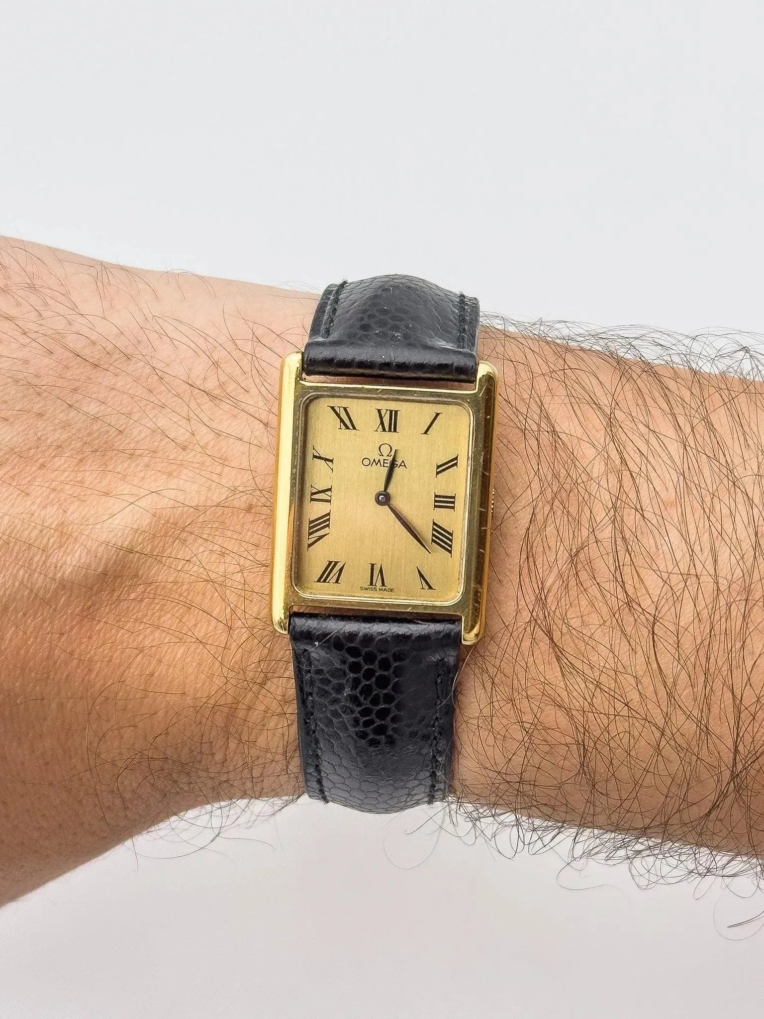 Omega - Tank Romain Gold - 1975 - Atelier Victor - Vintage  Shop