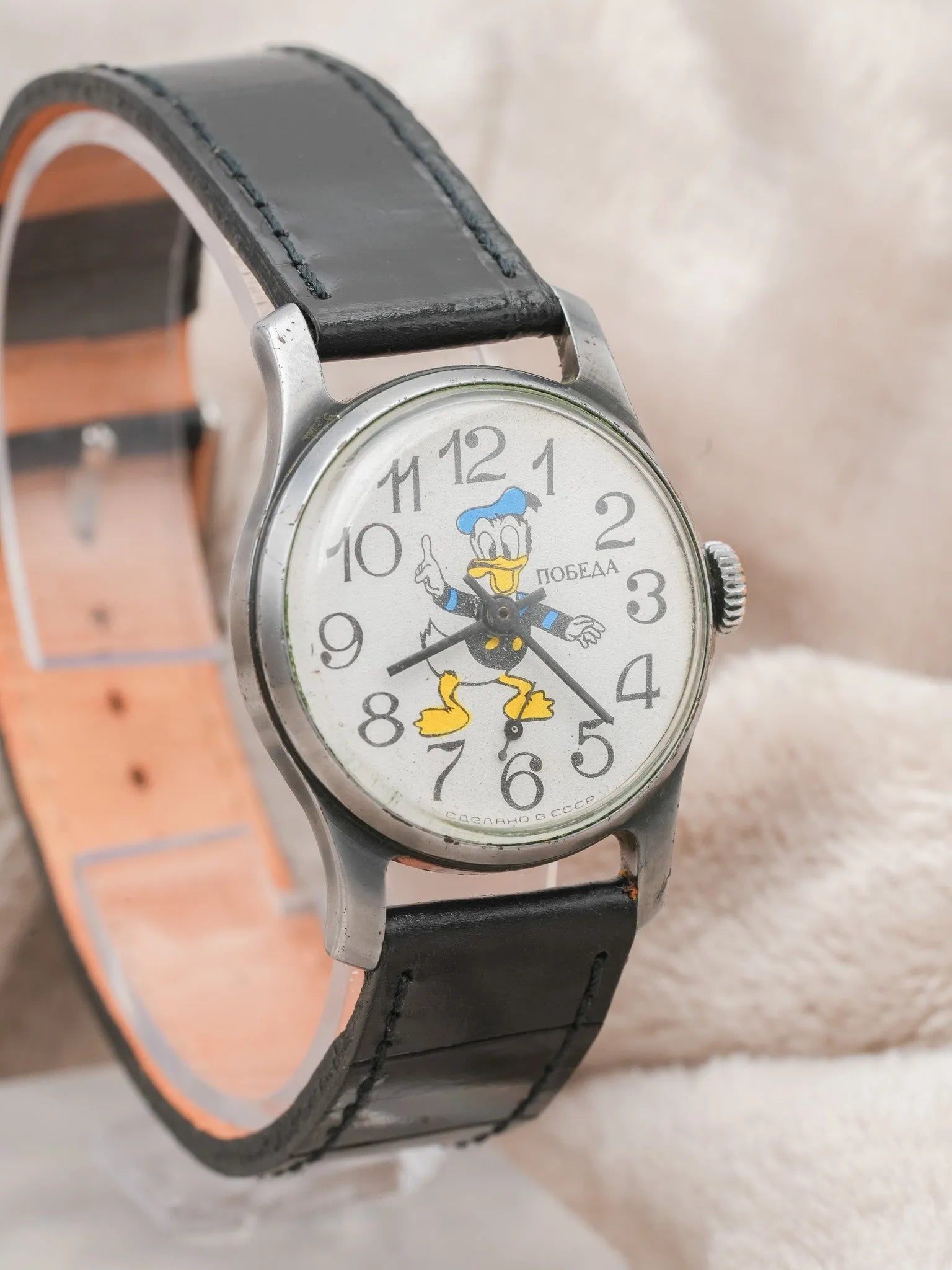 Podeba - Donald Duck Cadran blanc - 1970s - Atelier Victor Paris - Vintage Watch Shop Dubai