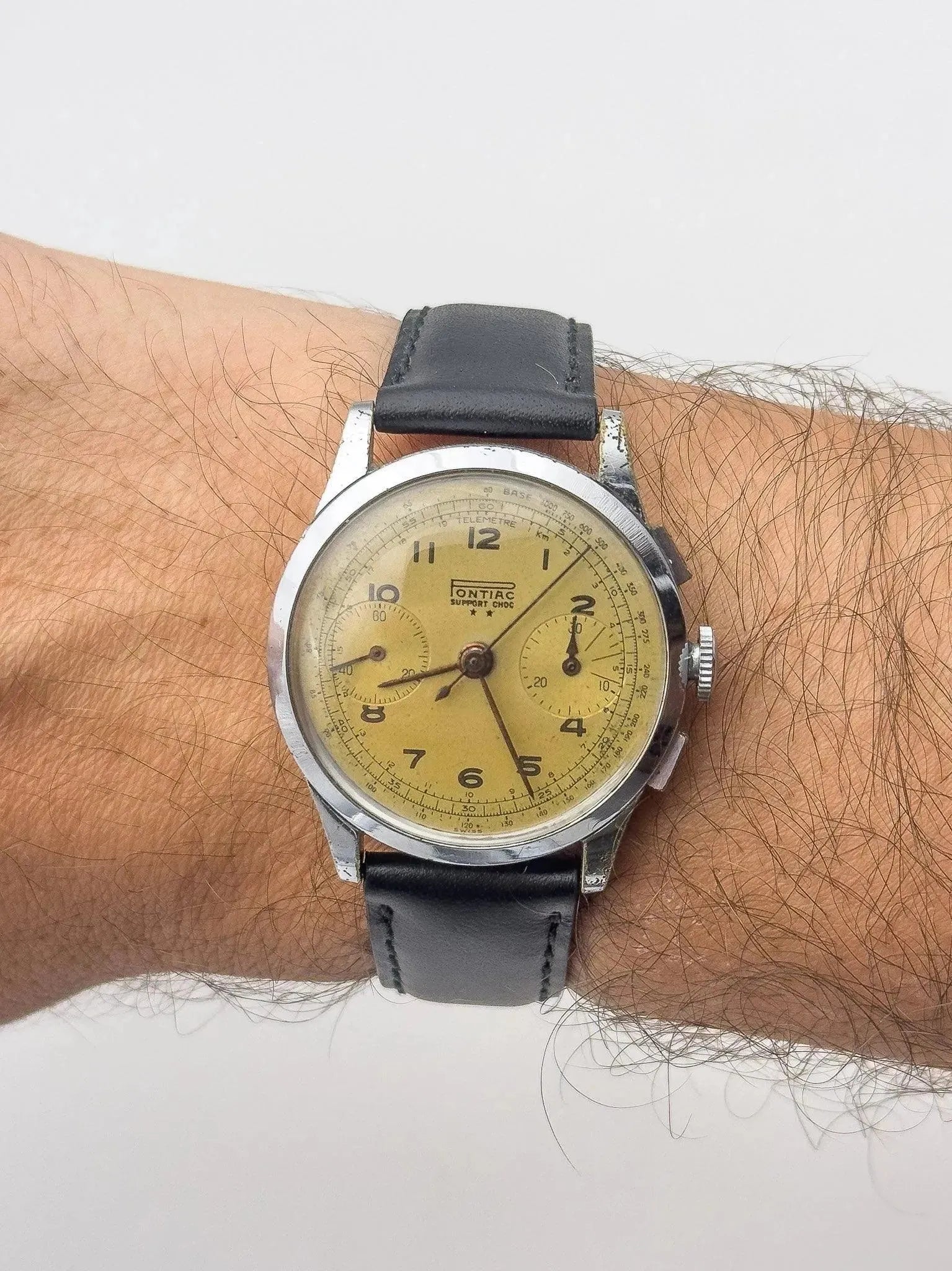 Pontiac - Chronographe Landeron Moutarde - 1950s - Atelier Victor Paris - Vintage Watch Shop Dubai