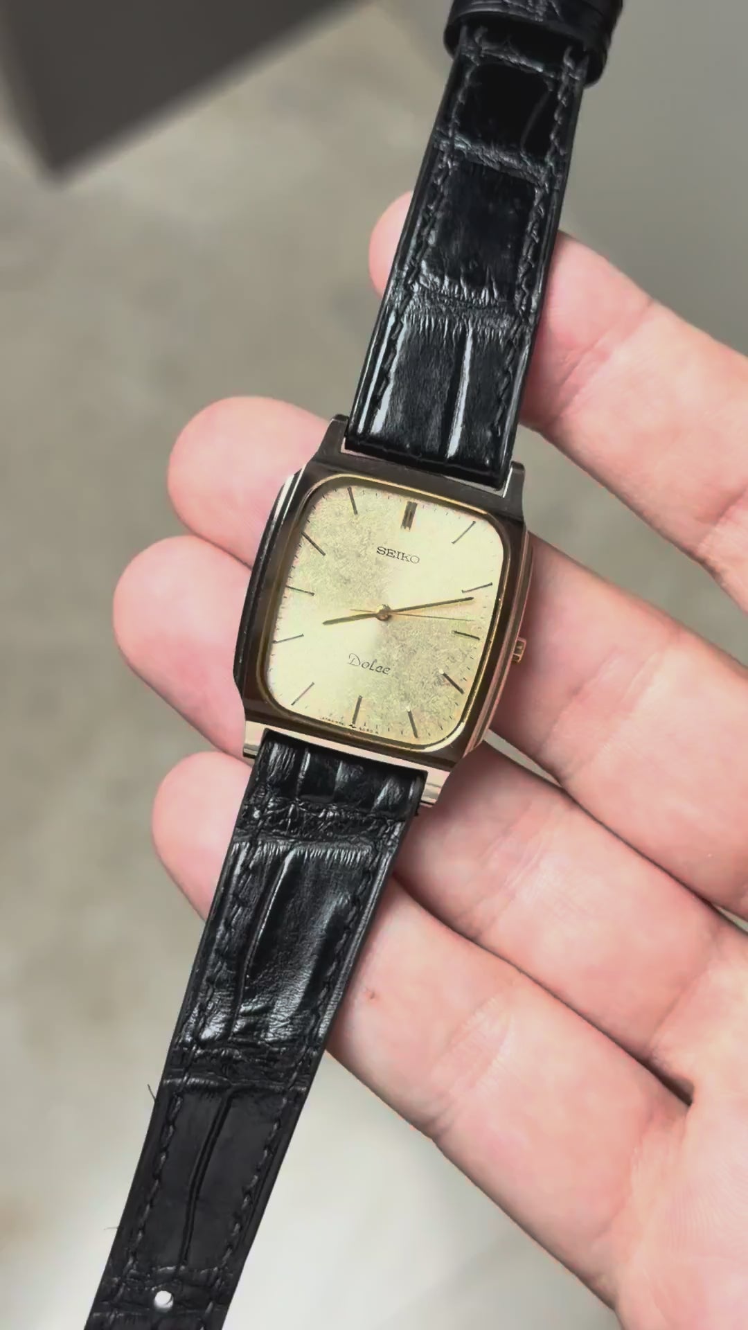 Vintage seiko tank dolce 高級ゴールド文字盤 80s Vintage Gold-Plated Seiko Dolce Tank 8N41-5070 Watch 1980