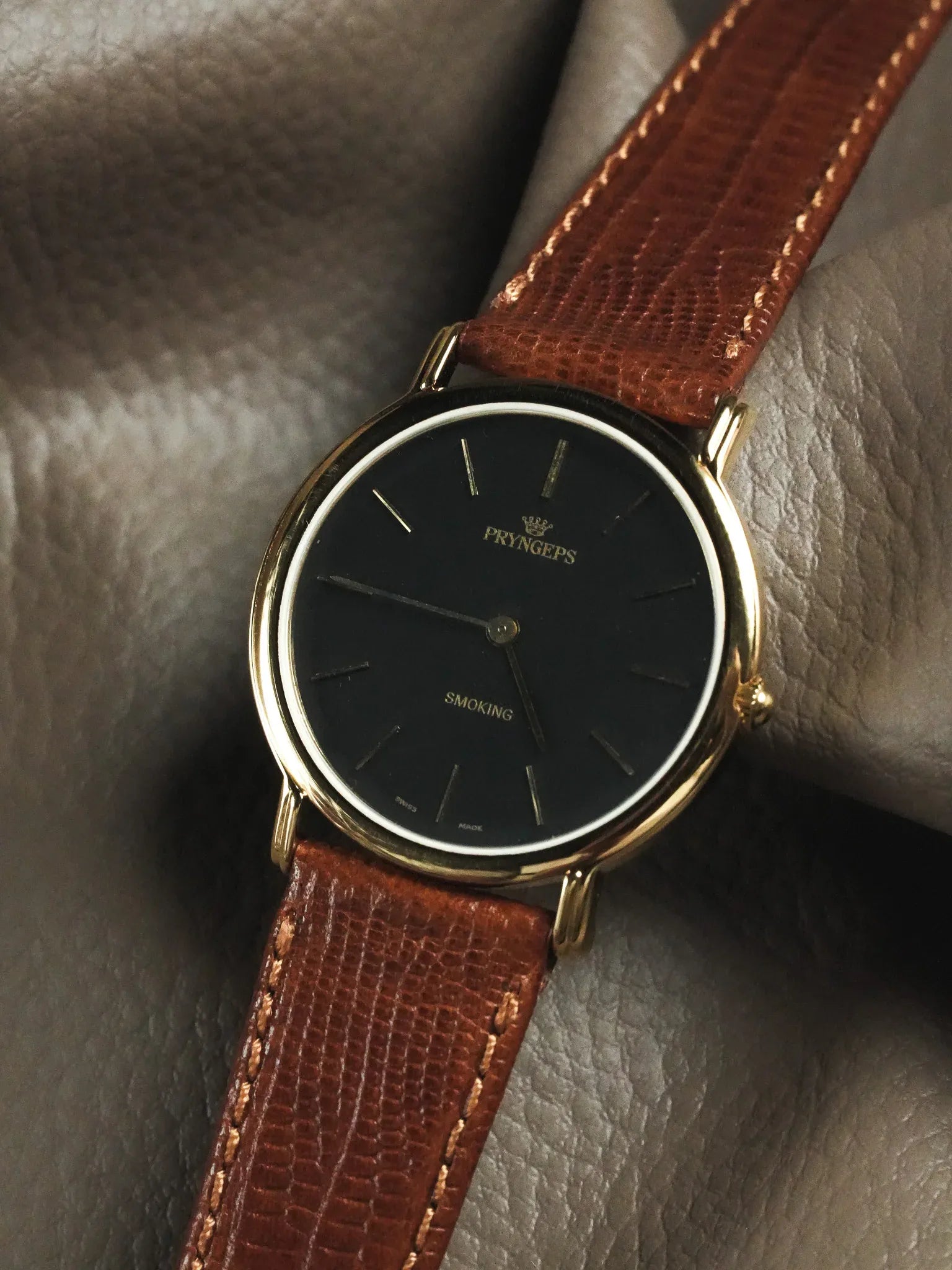 Pryngeps - Smoking montre habillée or cadran noir - NOS - 1990s - Atelier Victor - Vintage  Shop