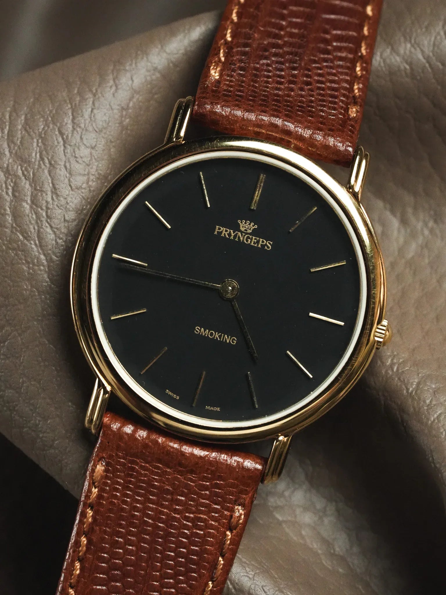 Pryngeps - Smoking montre habillée or cadran noir - NOS - 1990s - Atelier Victor - Vintage  Shop