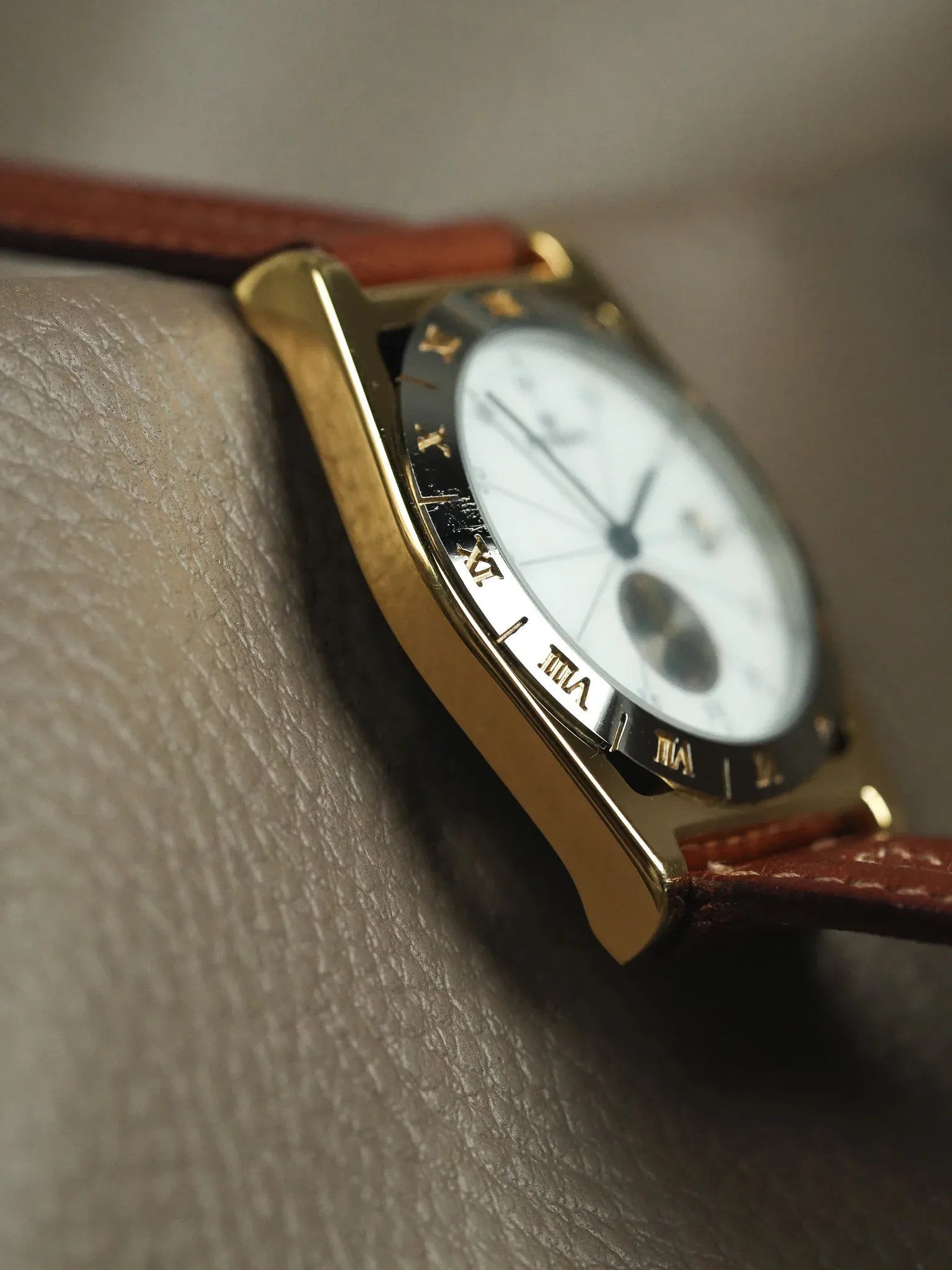 Pryngeps - Tonneau Lunette anthracite plaqué or - NOS - 1990s - Atelier Victor