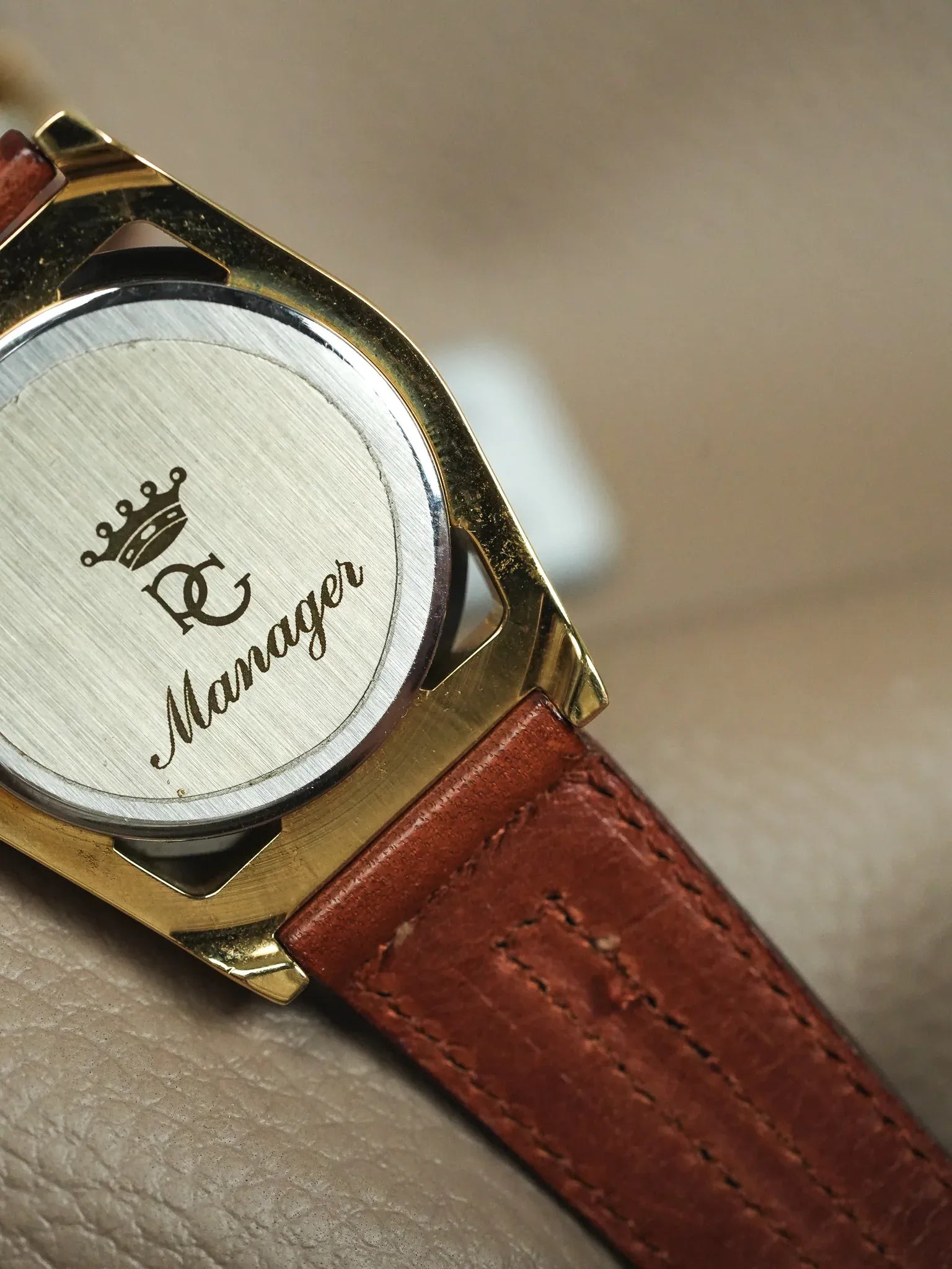 Pryngeps - Tonneau Lunette anthracite plaqué or - NOS - 1990s - Atelier Victor