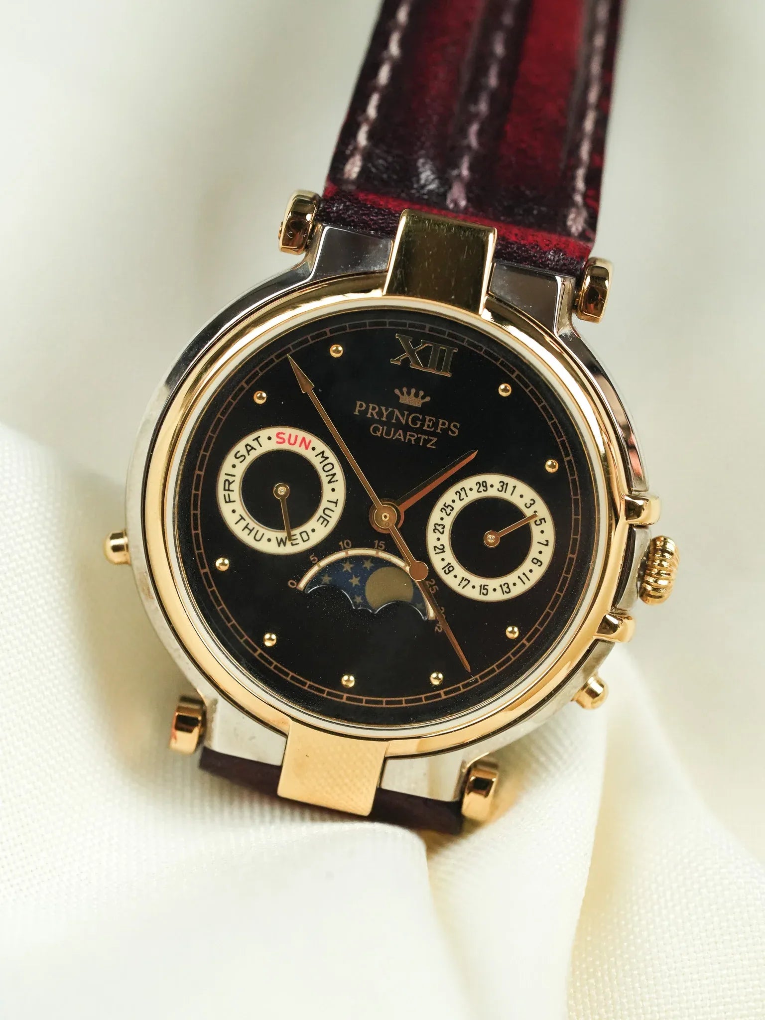 Pryngeps - Triple Date Phase de lunette Guilloché or cadran noir - NOS - 1990s - Atelier Victor