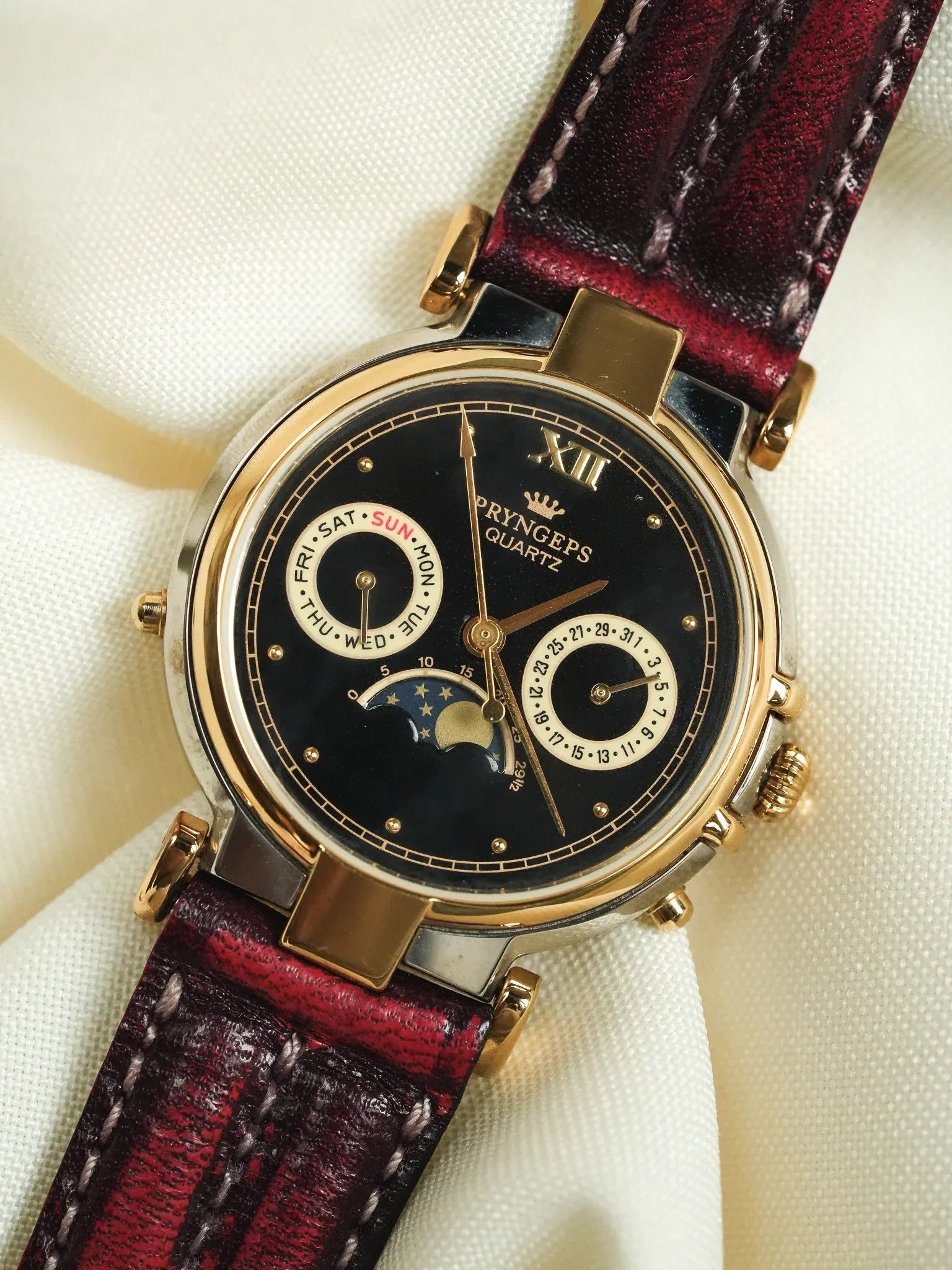 Pryngeps - Triple Date Phase de lunette Guilloché or cadran noir - NOS - 1990s - Atelier Victor