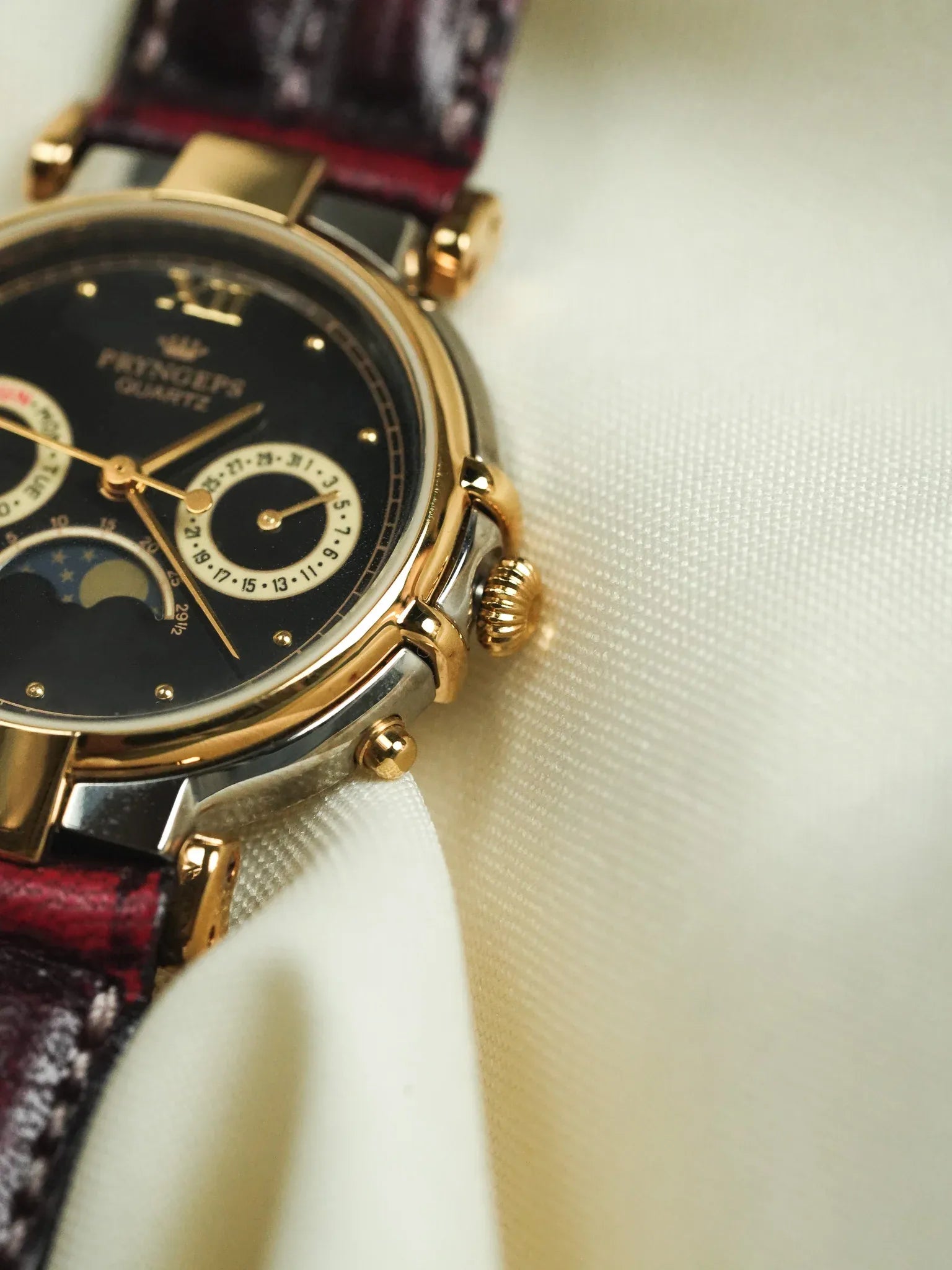 Pryngeps - Triple Date Phase de lunette Guilloché or cadran noir - NOS - 1990s - Atelier Victor