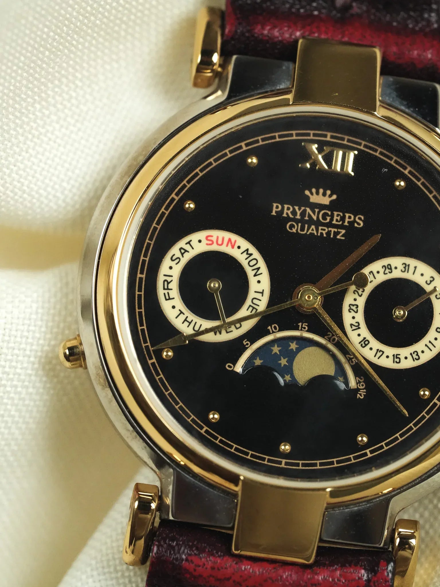 Pryngeps - Triple Date Phase de lunette Guilloché or cadran noir - NOS - 1990s - Atelier Victor