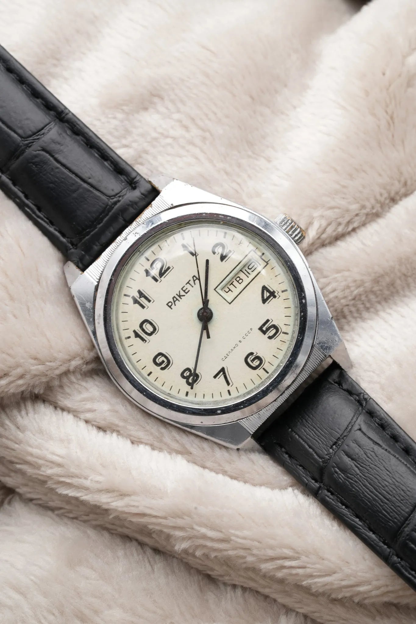 Raketa - Acier Daydate Creme - 1970s - Atelier Victor Paris - Vintage Watch Shop Dubai